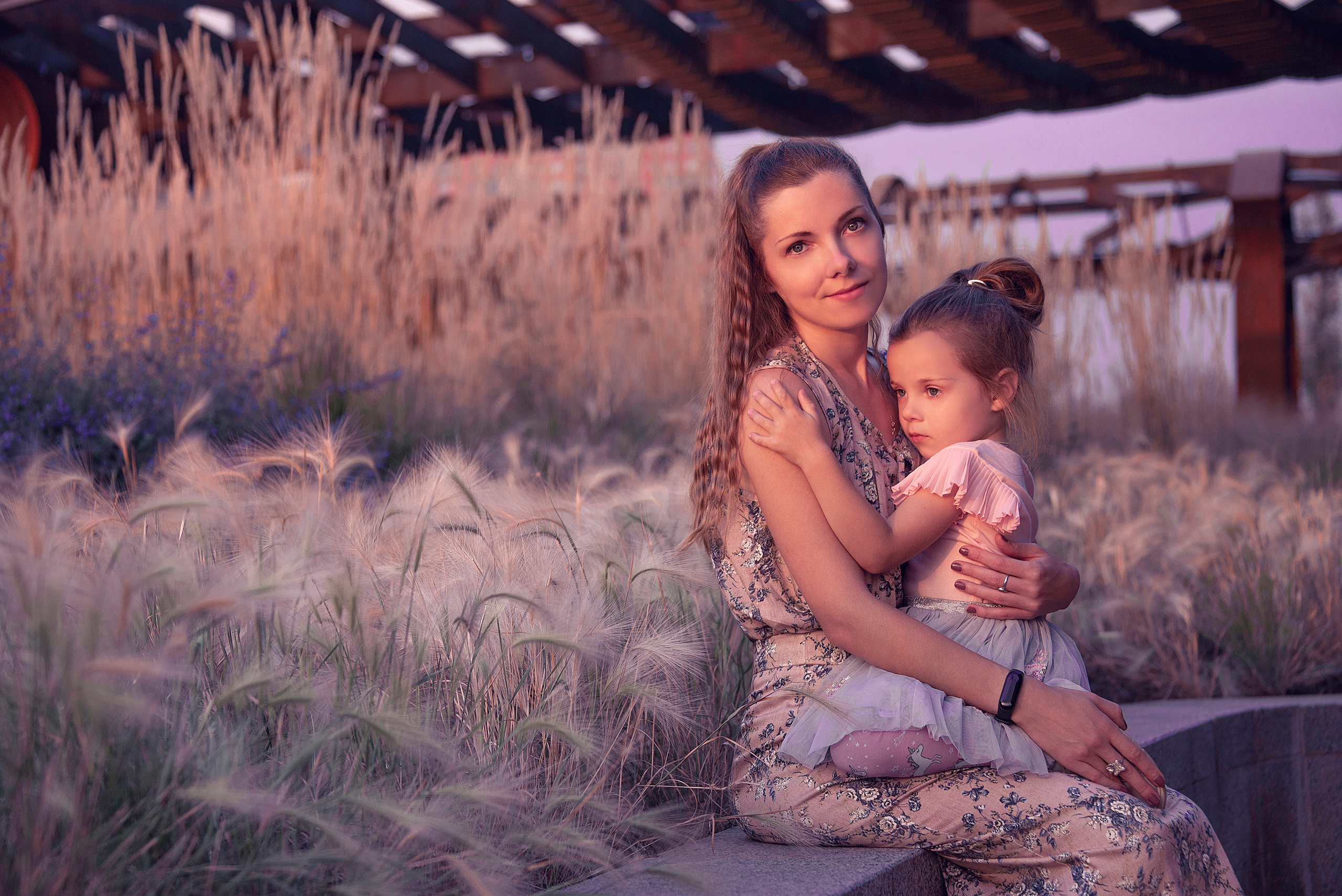 семейная фотосессия на природе мамы с дочкой