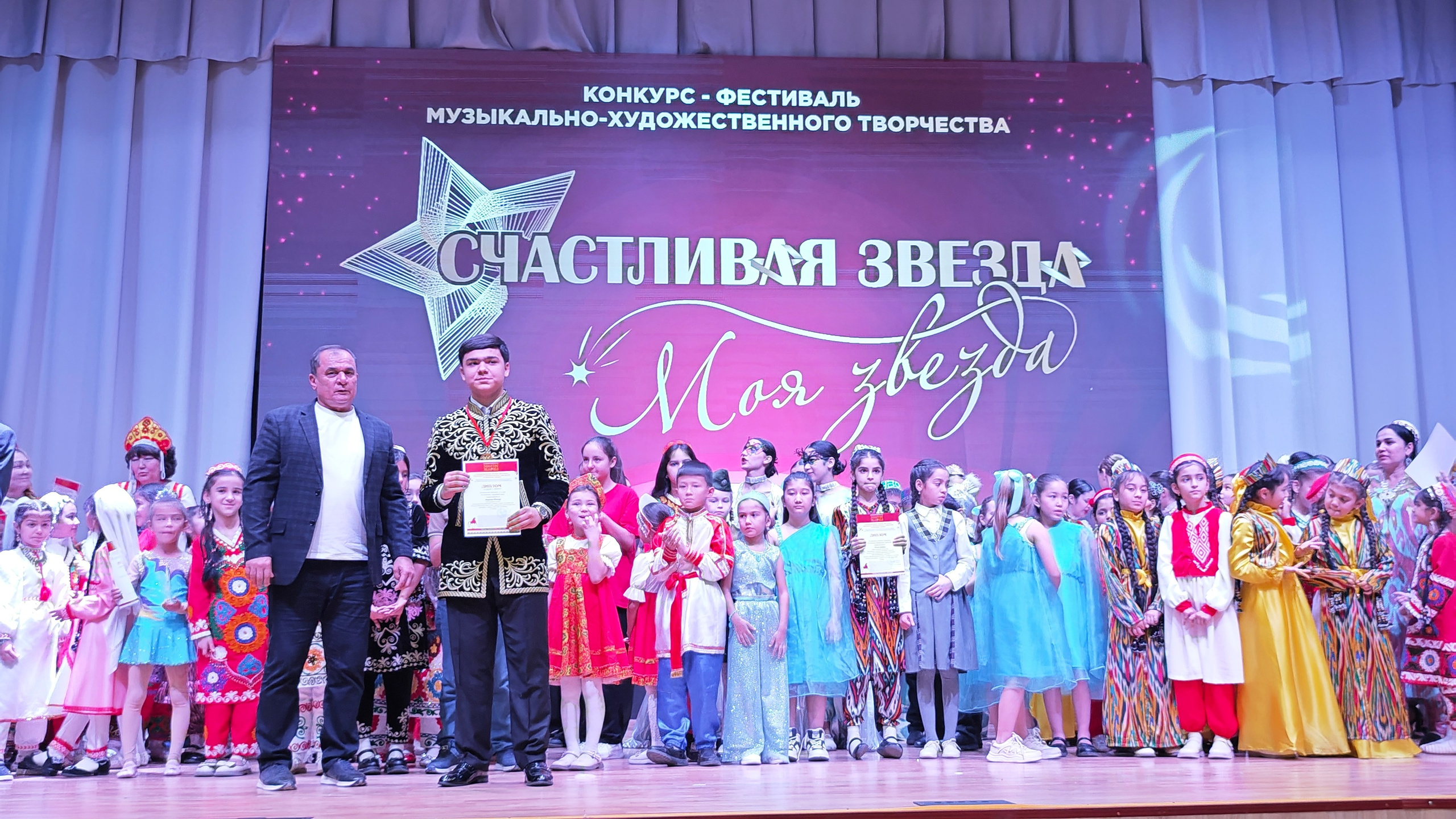 1 ноября 2025 г, г. Бохтар, Таджикистан. Золотое яблочко