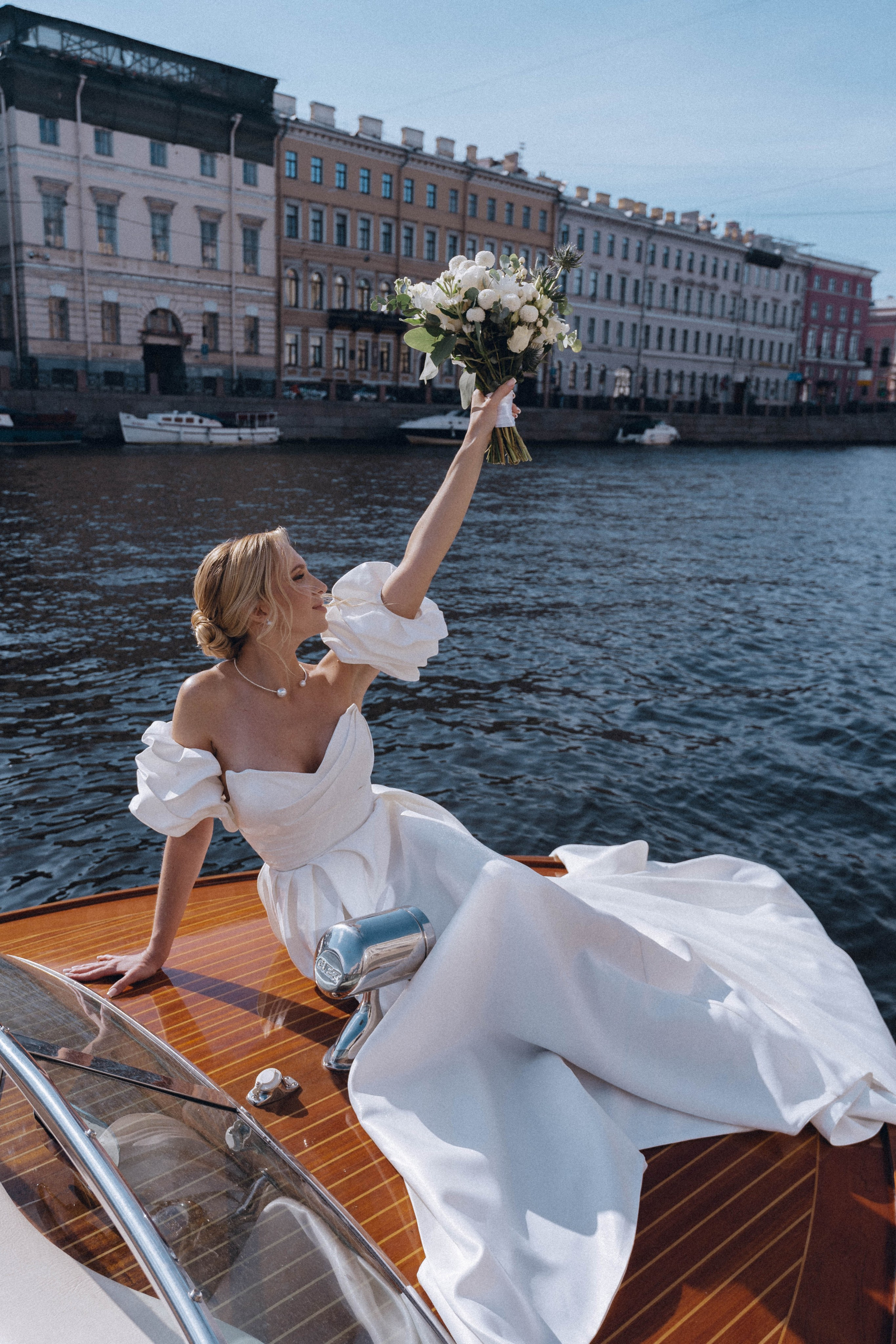 СВАДЕНБНАЯ СЬЕМКА НА КАТЕРЕ ПО КАНАЛАМ САНКТ-ПЕТЕРБУРГА И В АКВАТОРИИ НЕВЫ. Профессиональный фотограф, Санкт-Петербург — Виктория Богомолова