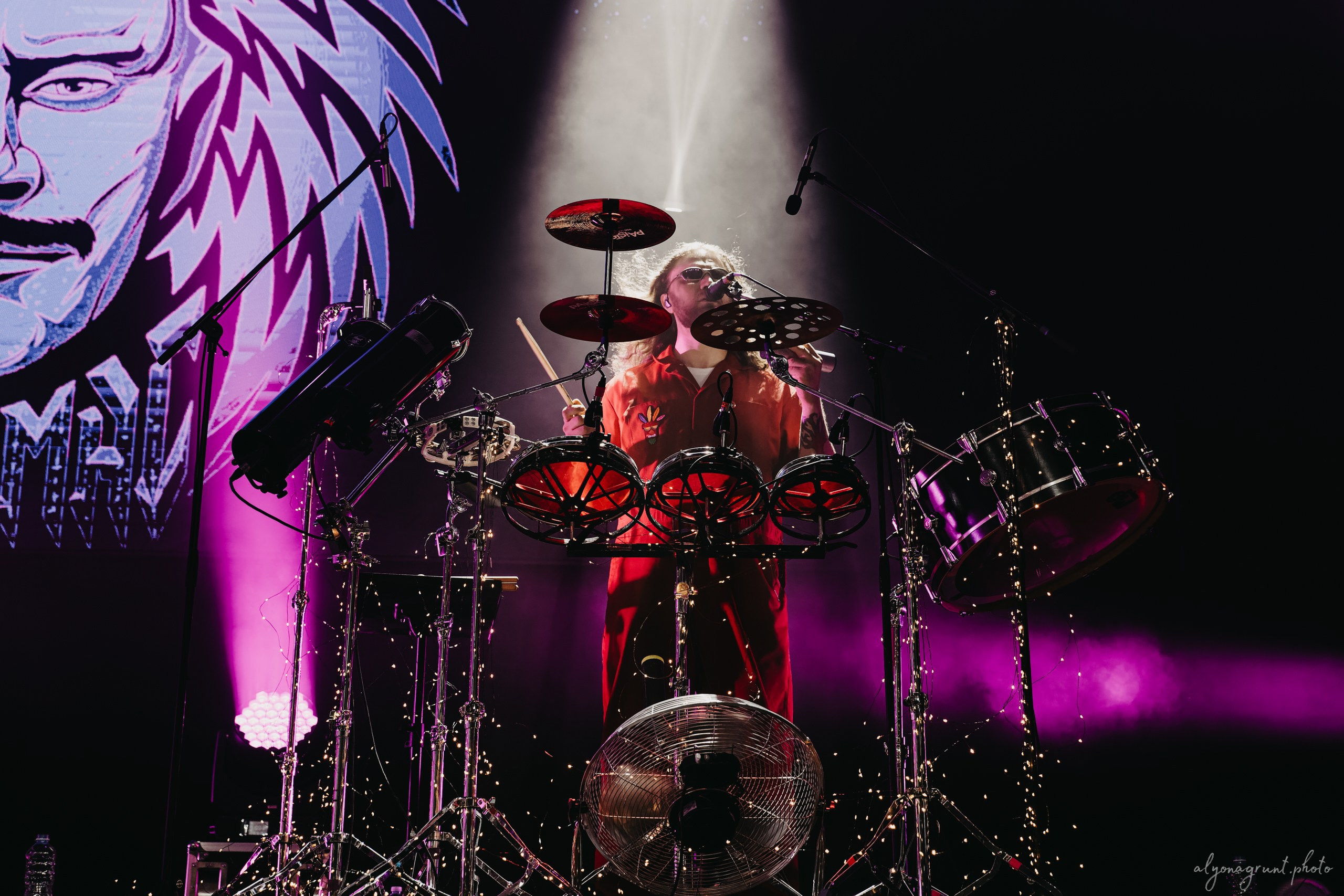 Багровый Фантомас, фоторепортаж, СПб, BASE, 14.12.2025. Алена Адрианова: фотограф в Санкт-Петербурге