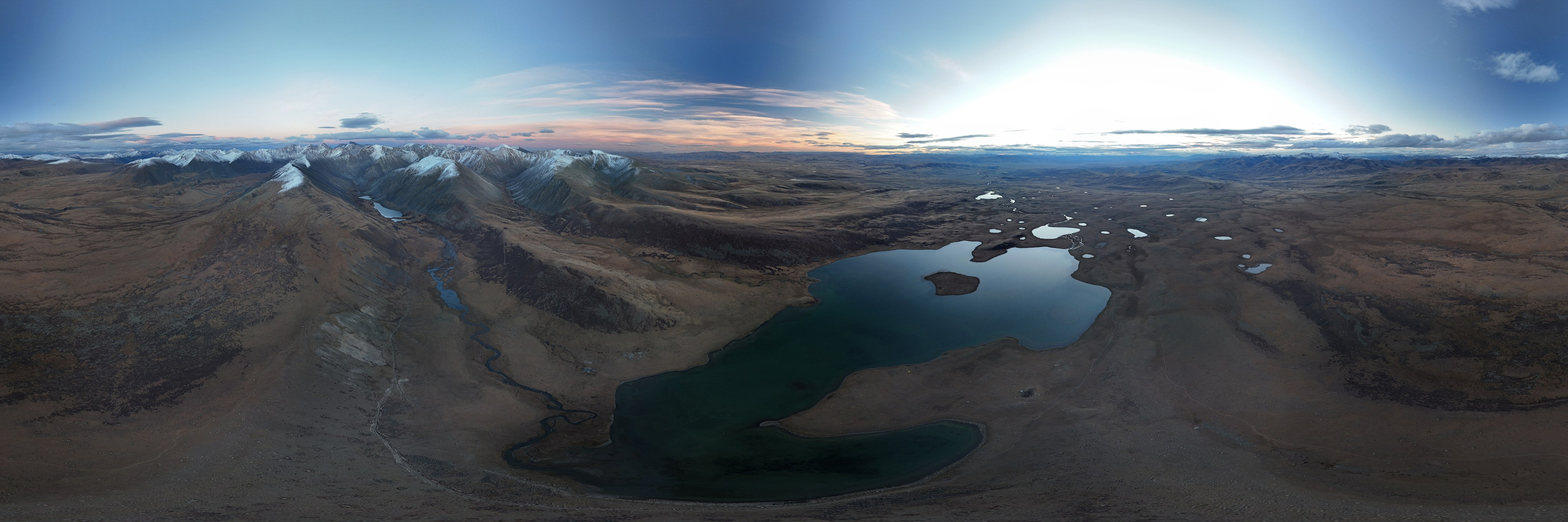 Панорамный вид на закат над озером Киндыктыкуль и  Хребтом Чихачева и степью