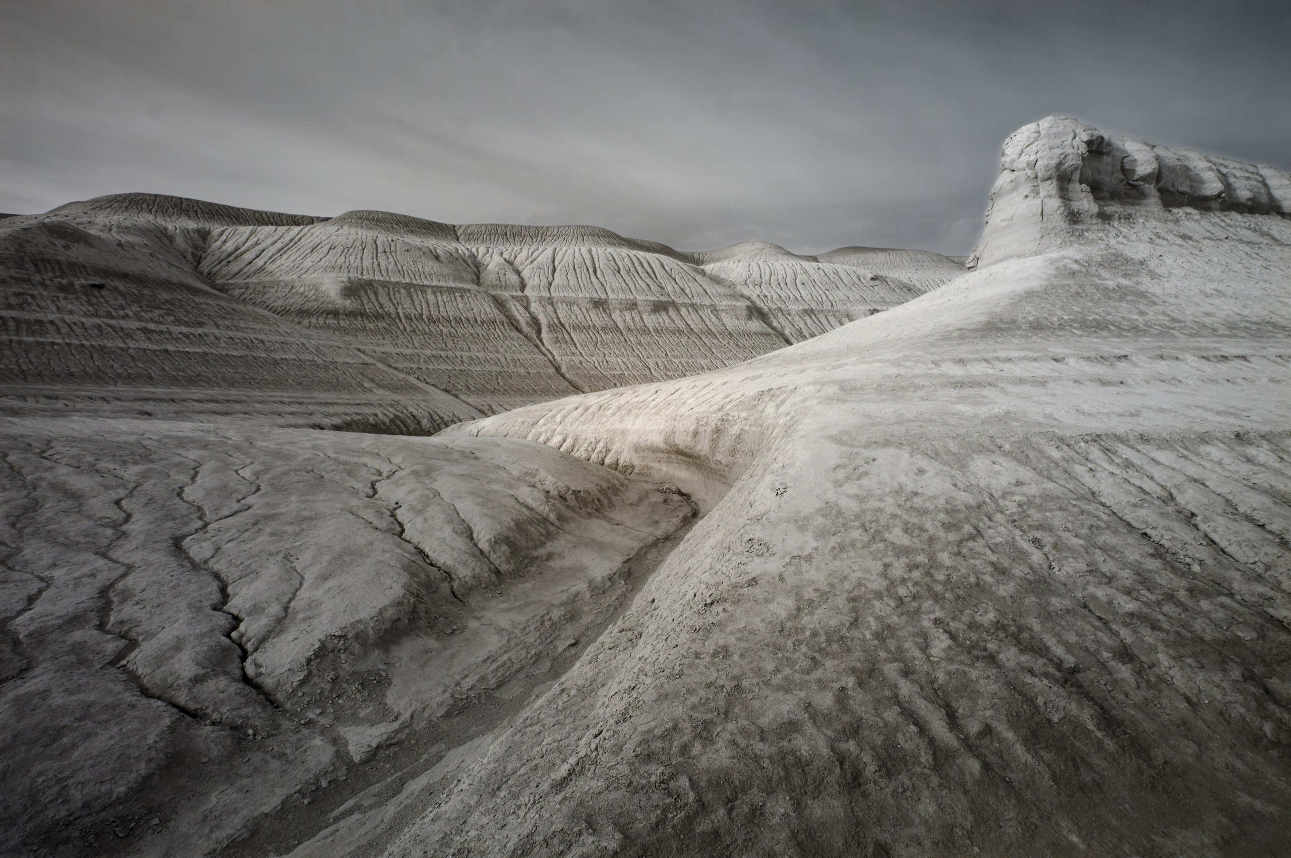 Холмы с трещинами, похожие на Тирамису, на рассвете 