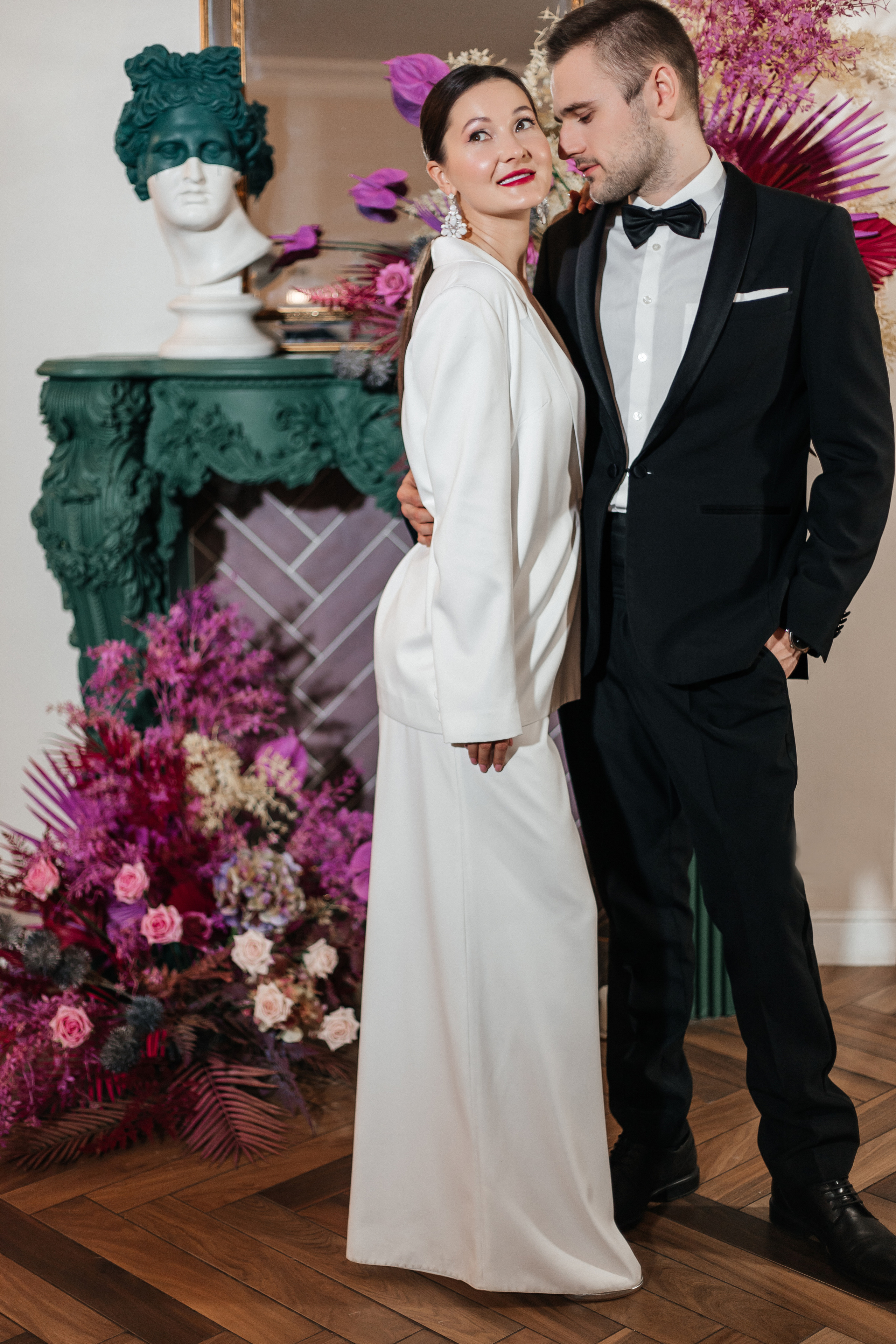 Невеста в белом костюме