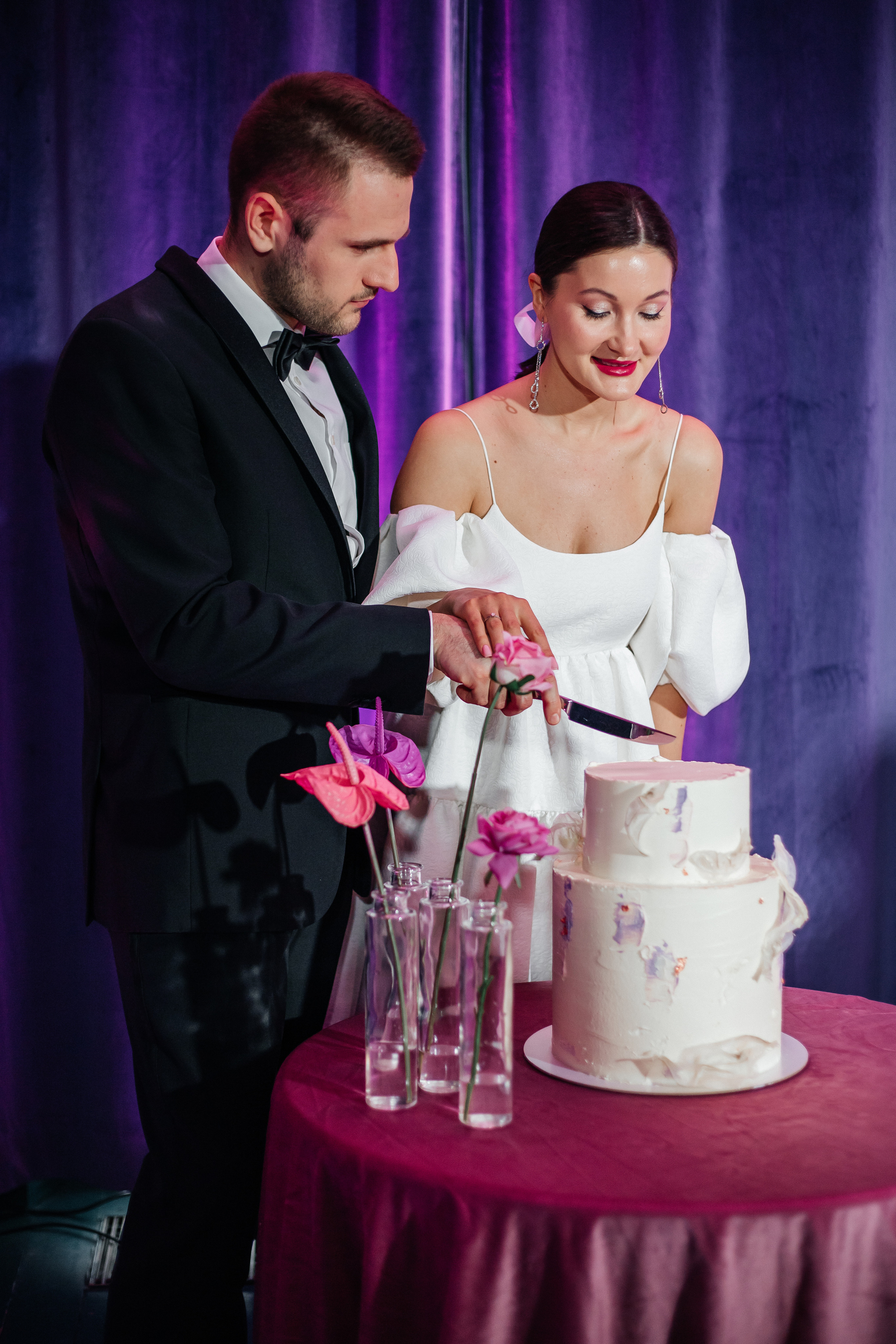 Жених и невеста режут торт в ресторане