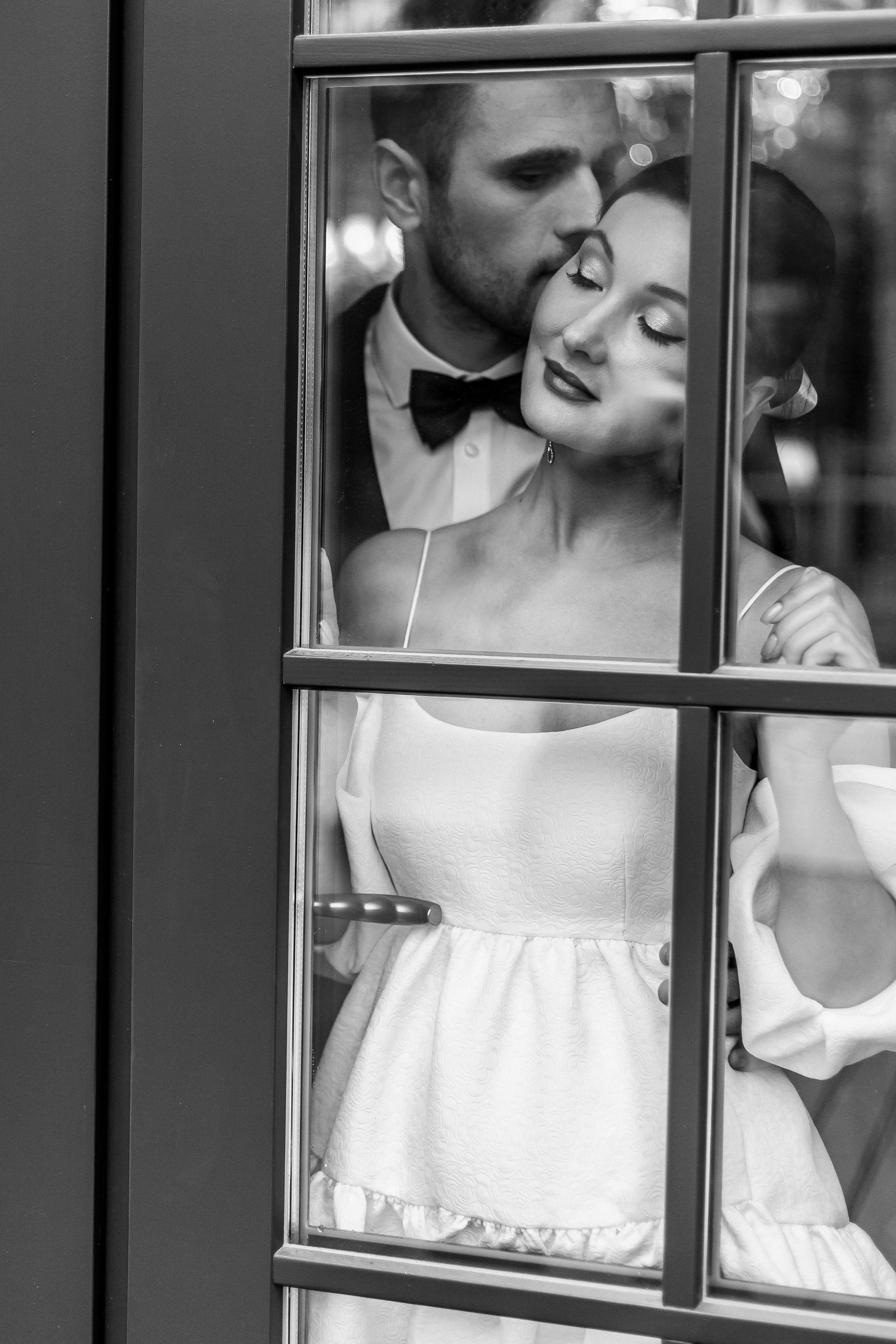 Жених и невеста в окне