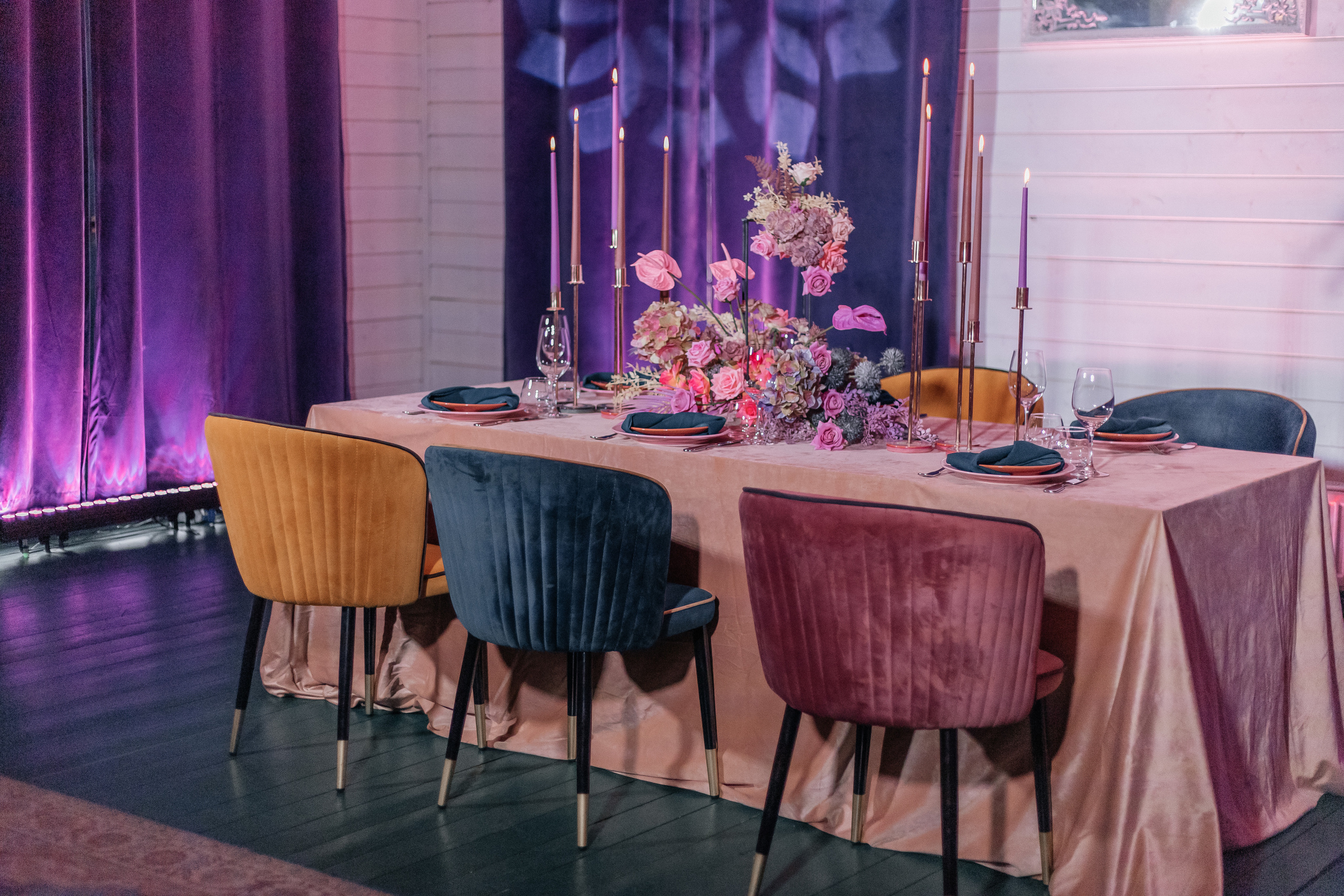 Декор на свадьбе с розовыми цветами