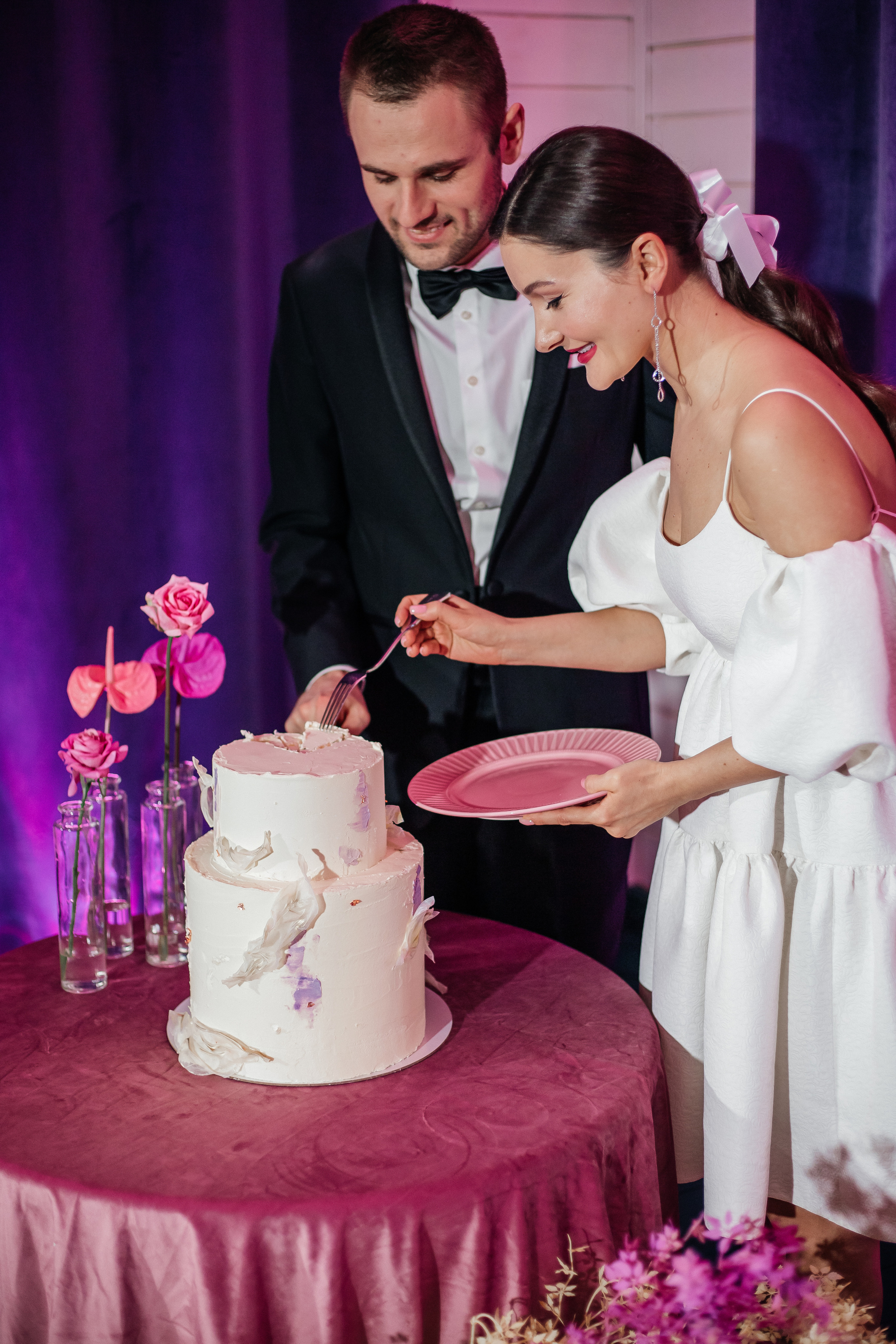 Жених и невеста режут торт в ресторане