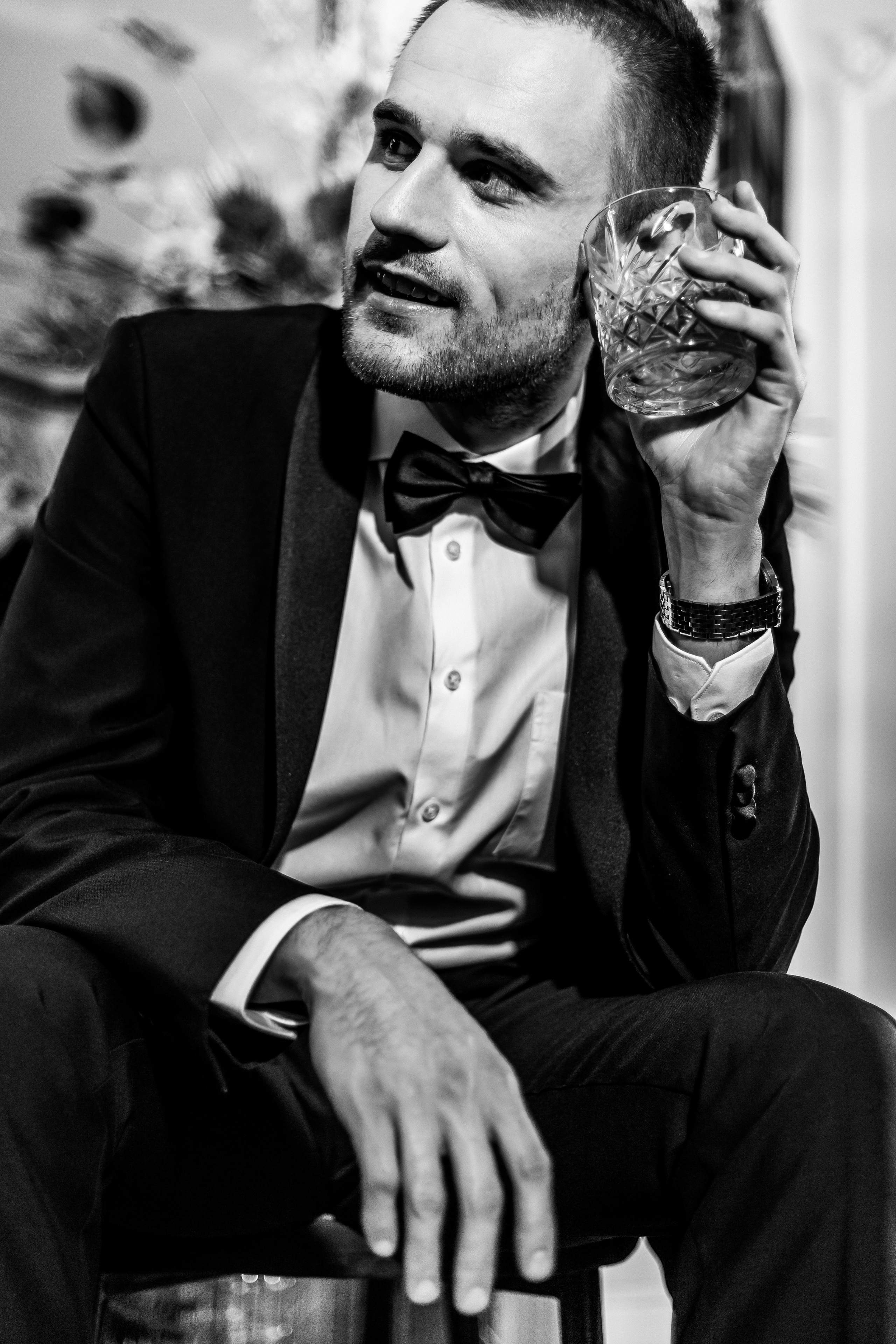 Жених в костюме с бокалом 