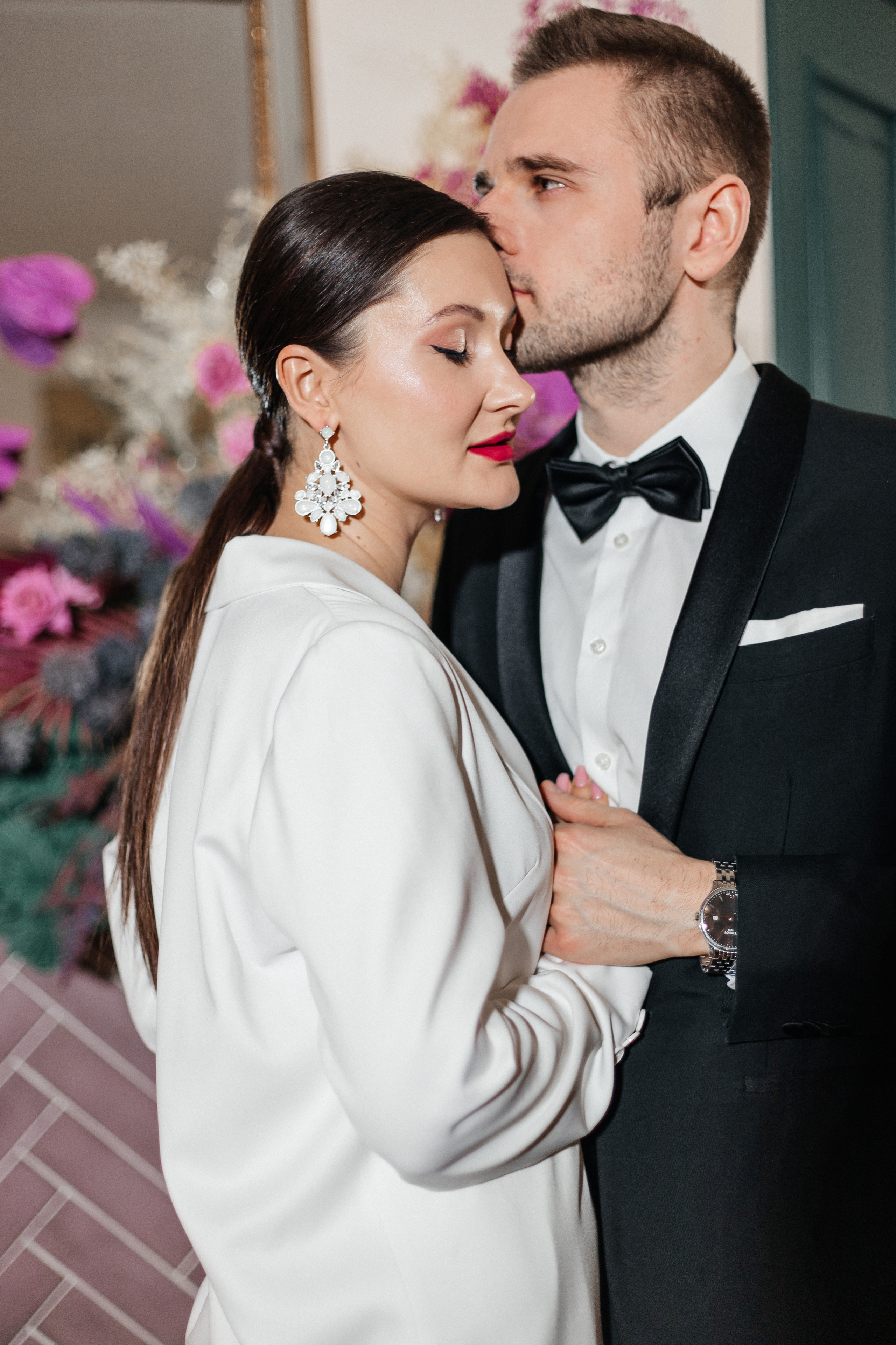 Невеста в белом костюме