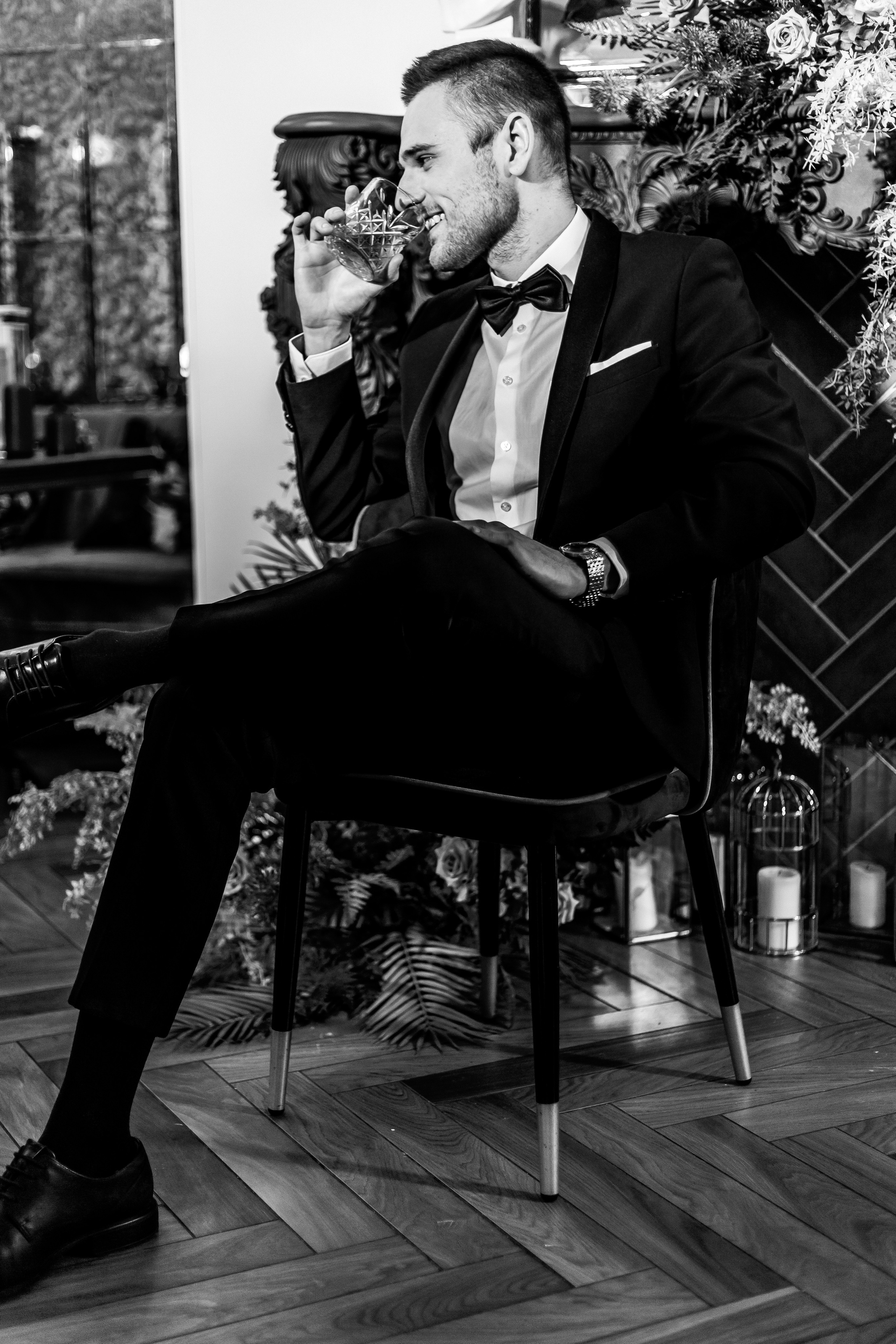 Жених в костюме с бокалом 