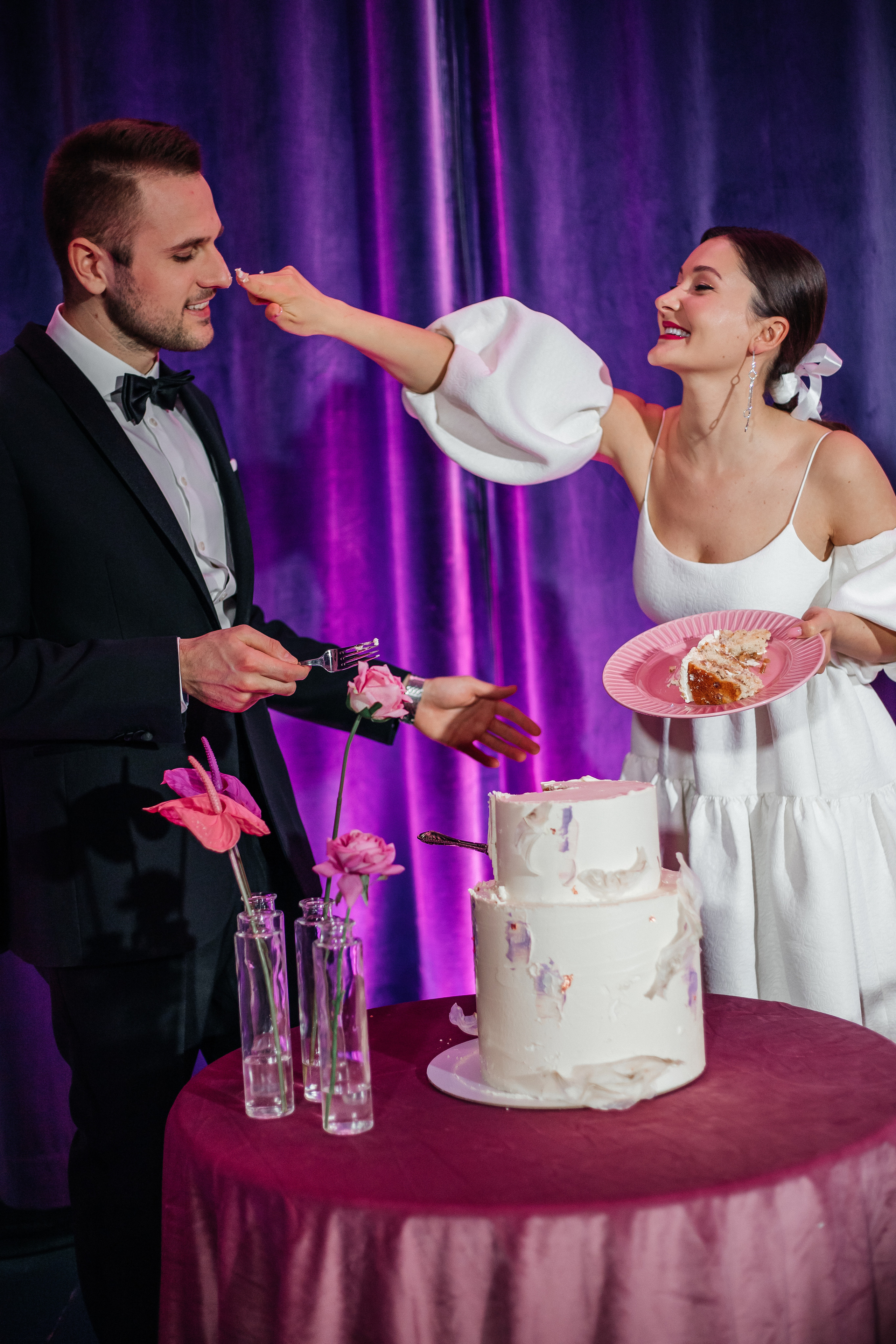 Жених и невеста режут торт в ресторане