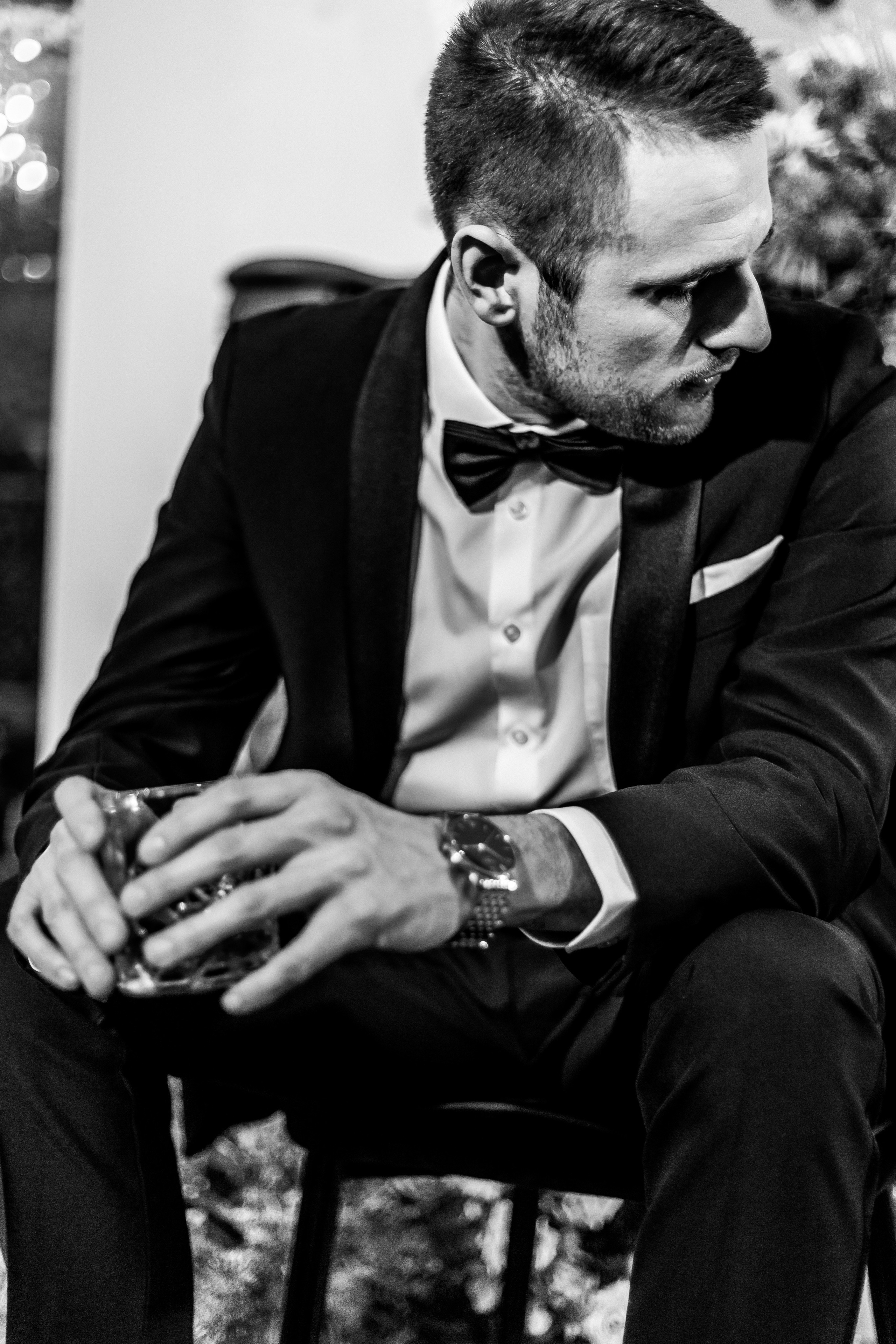 Жених в костюме с бокалом 