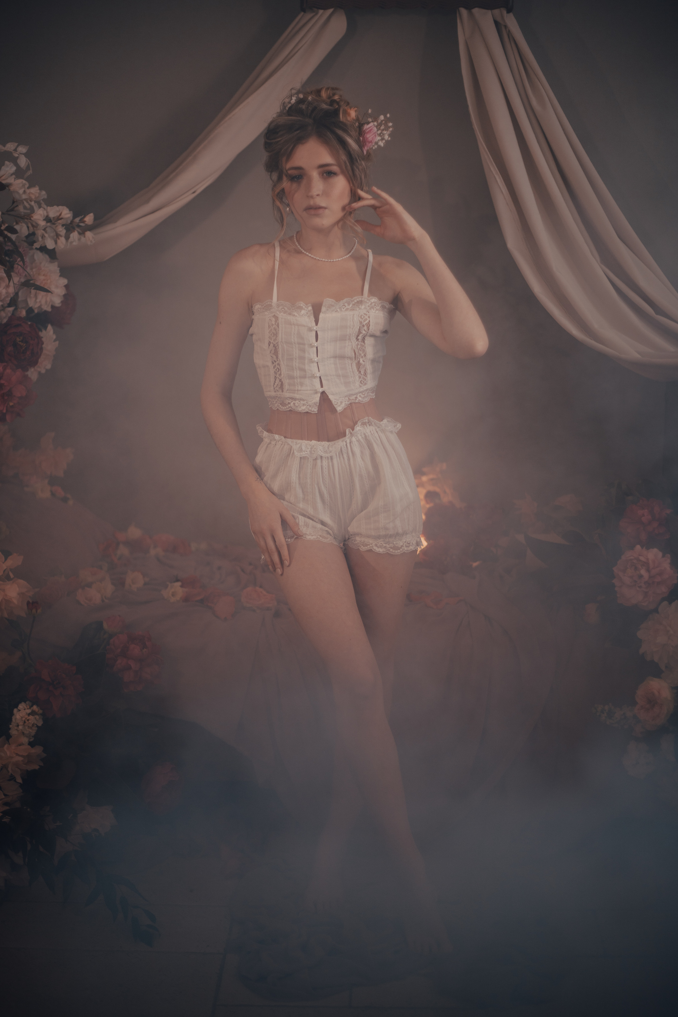 Фотосессия с живой флористикой в винтажном стиле в студии