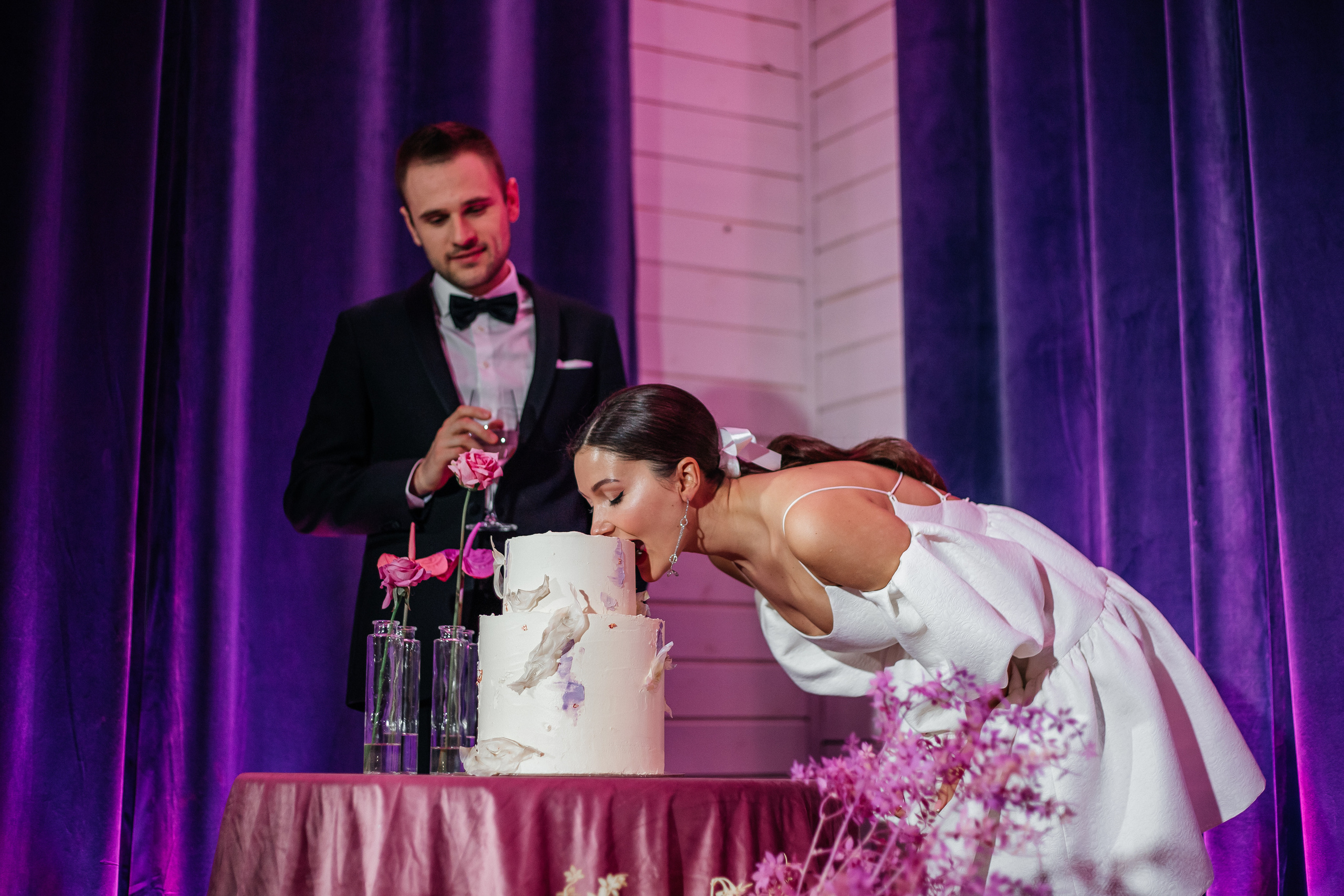 Жених и невеста режут торт в ресторане