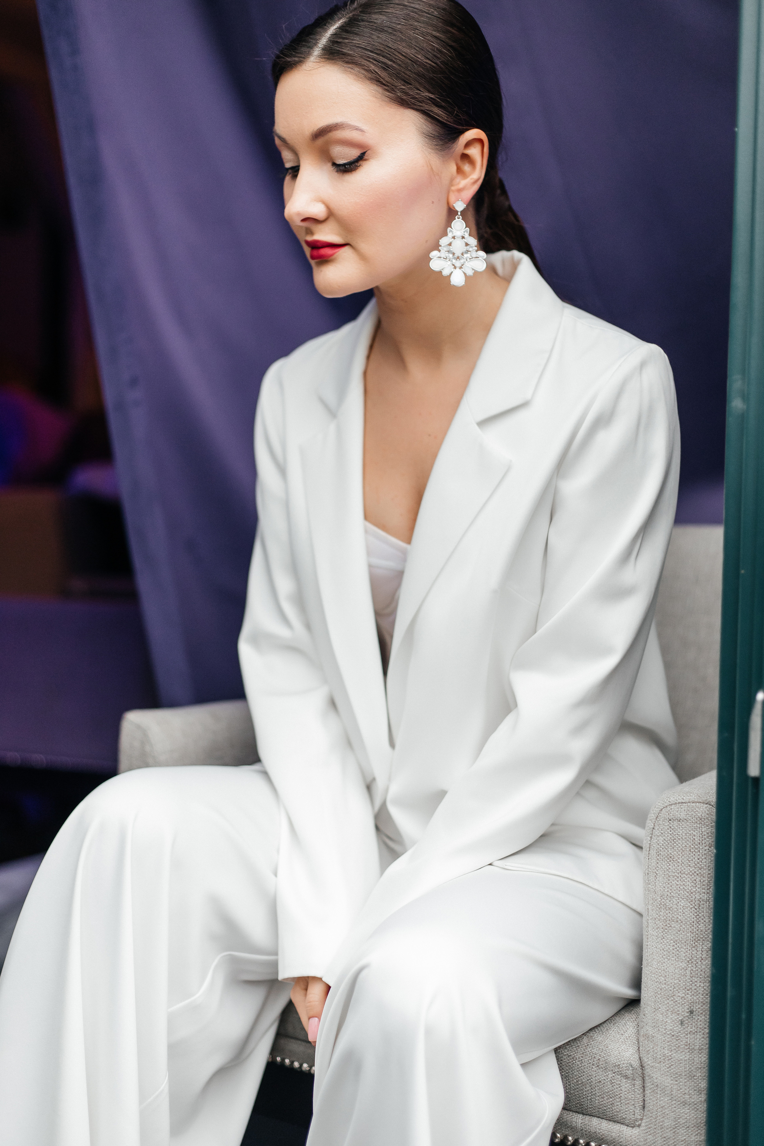 Невеста в белом костюме
