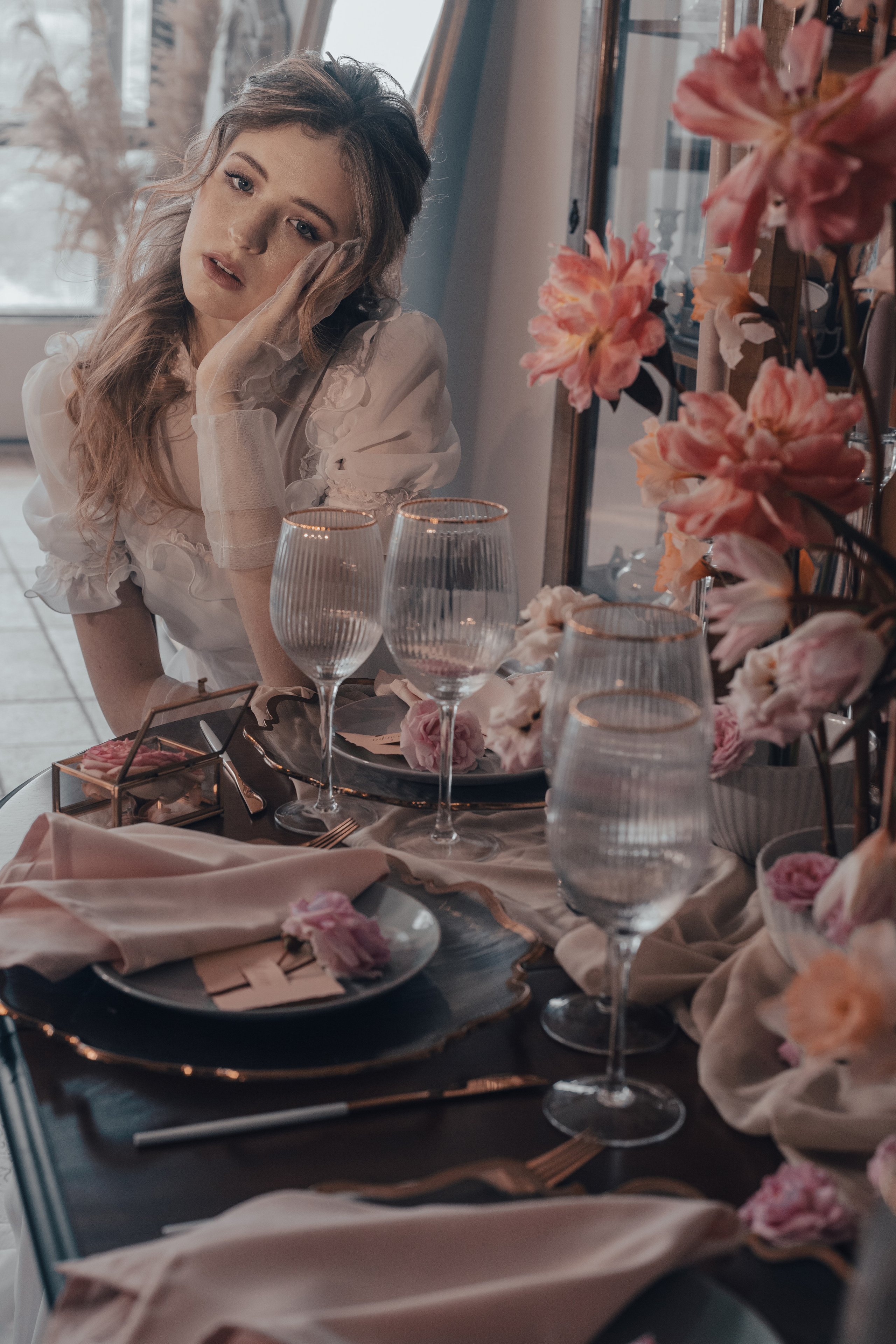 Фотосессия с живой флористикой в винтажном стиле в студии