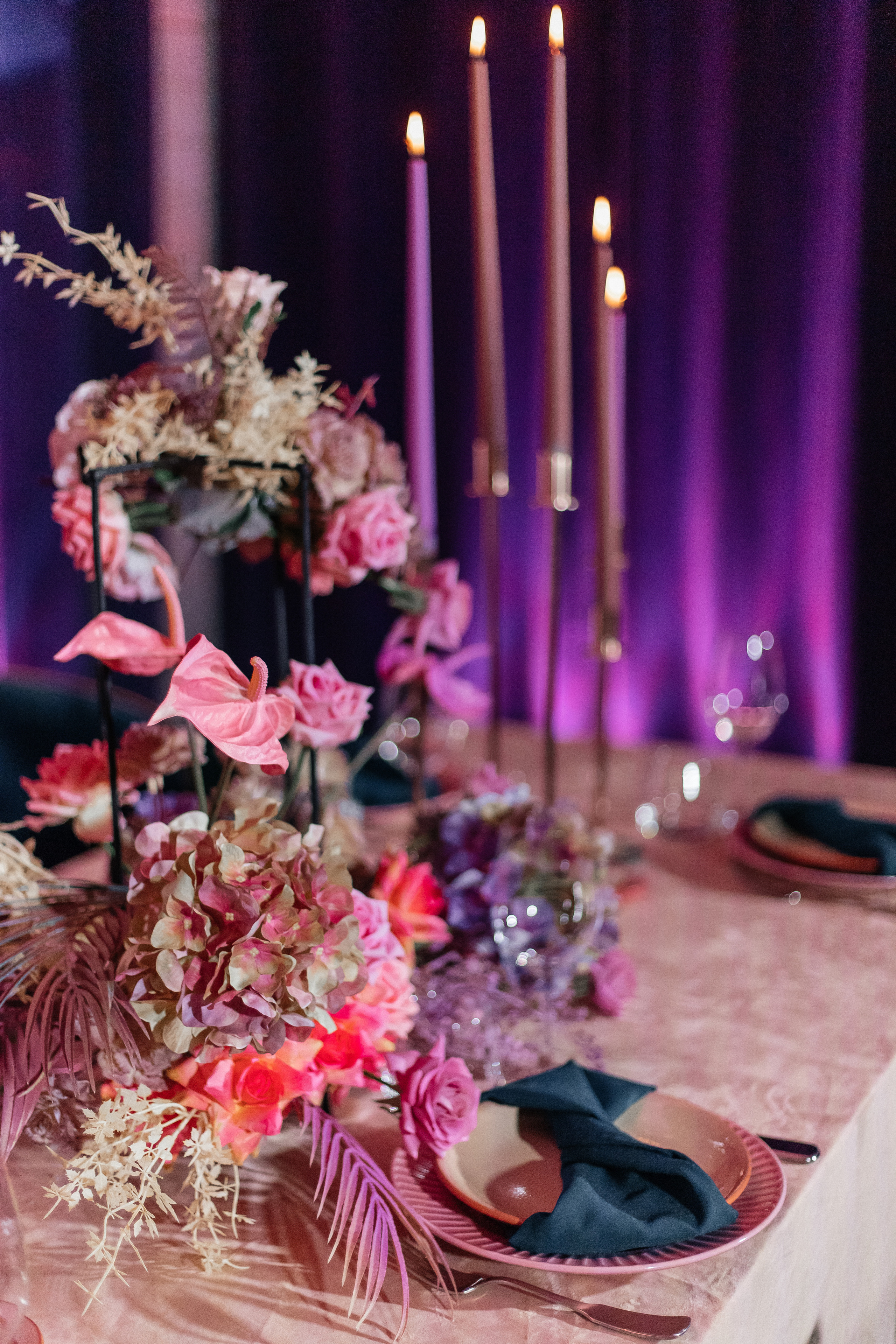 Декор на свадьбе с розовыми цветами