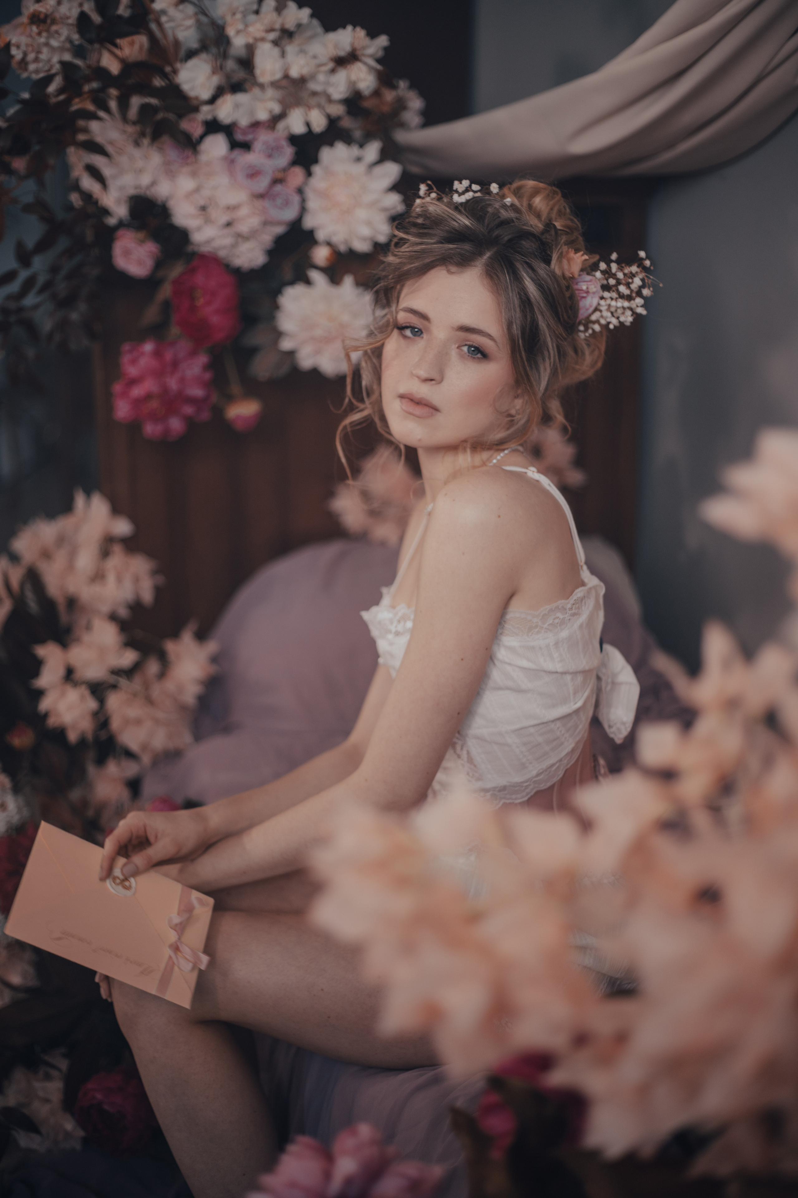 Фотосессия с живой флористикой в винтажном стиле в студии