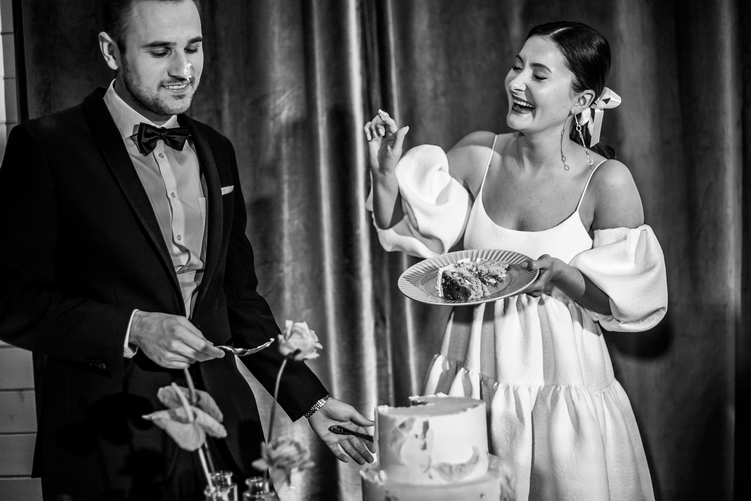 Жених и невеста режут торт в ресторане