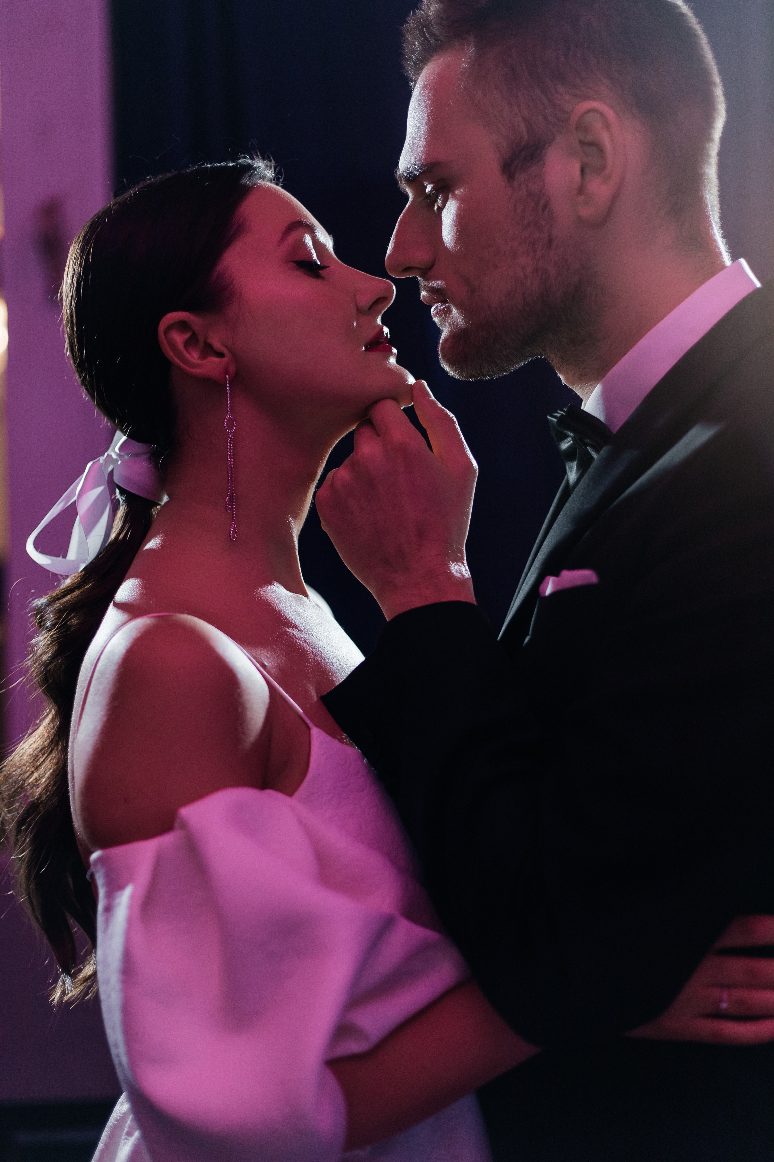 Танец жениха и невесты с тяжелым дымом в ресторане