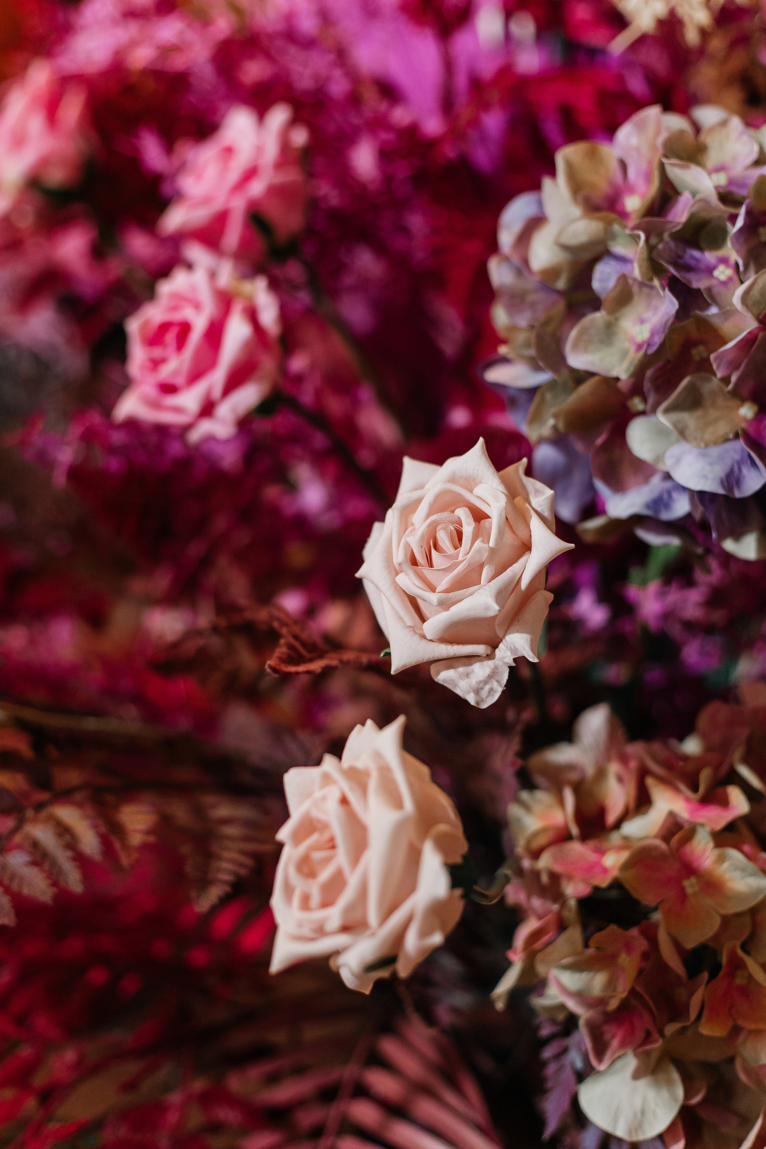 Декор на свадьбе с розовыми цветами