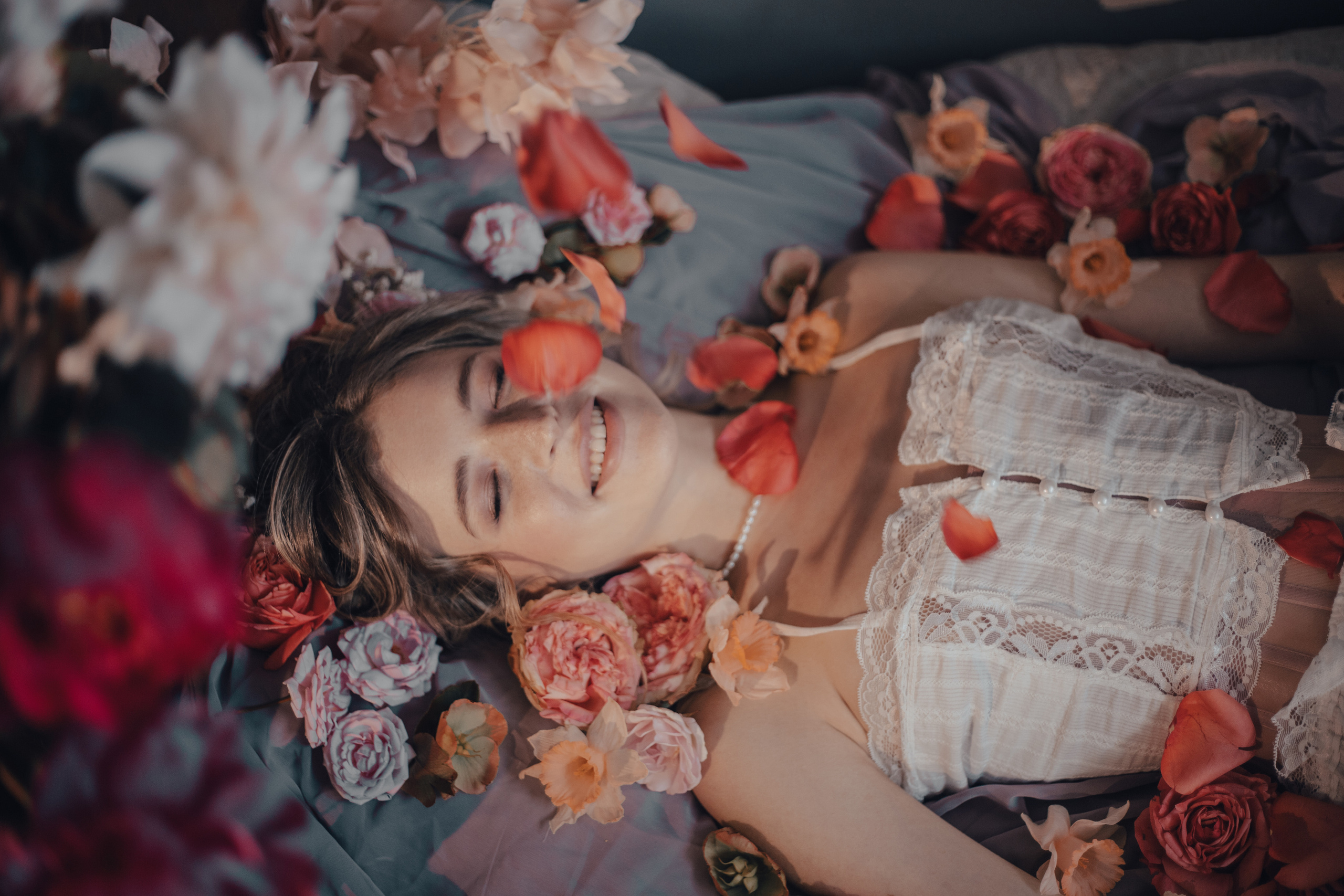 Фотосессия с живой флористикой в винтажном стиле в студии