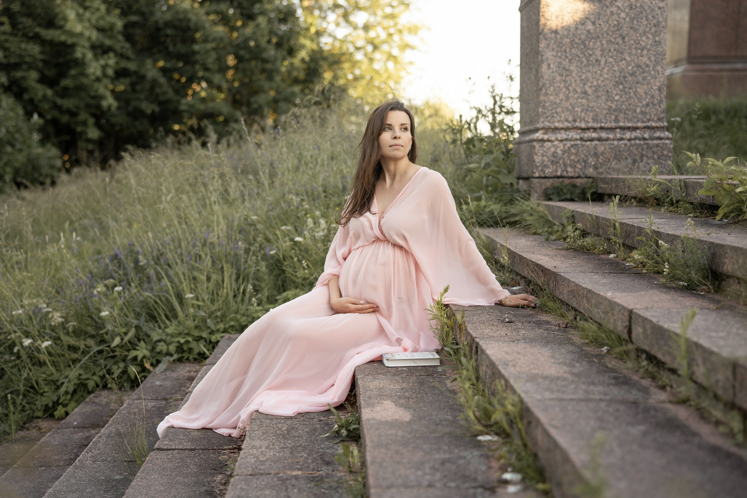 Фотосессия беременности у старинного особняка