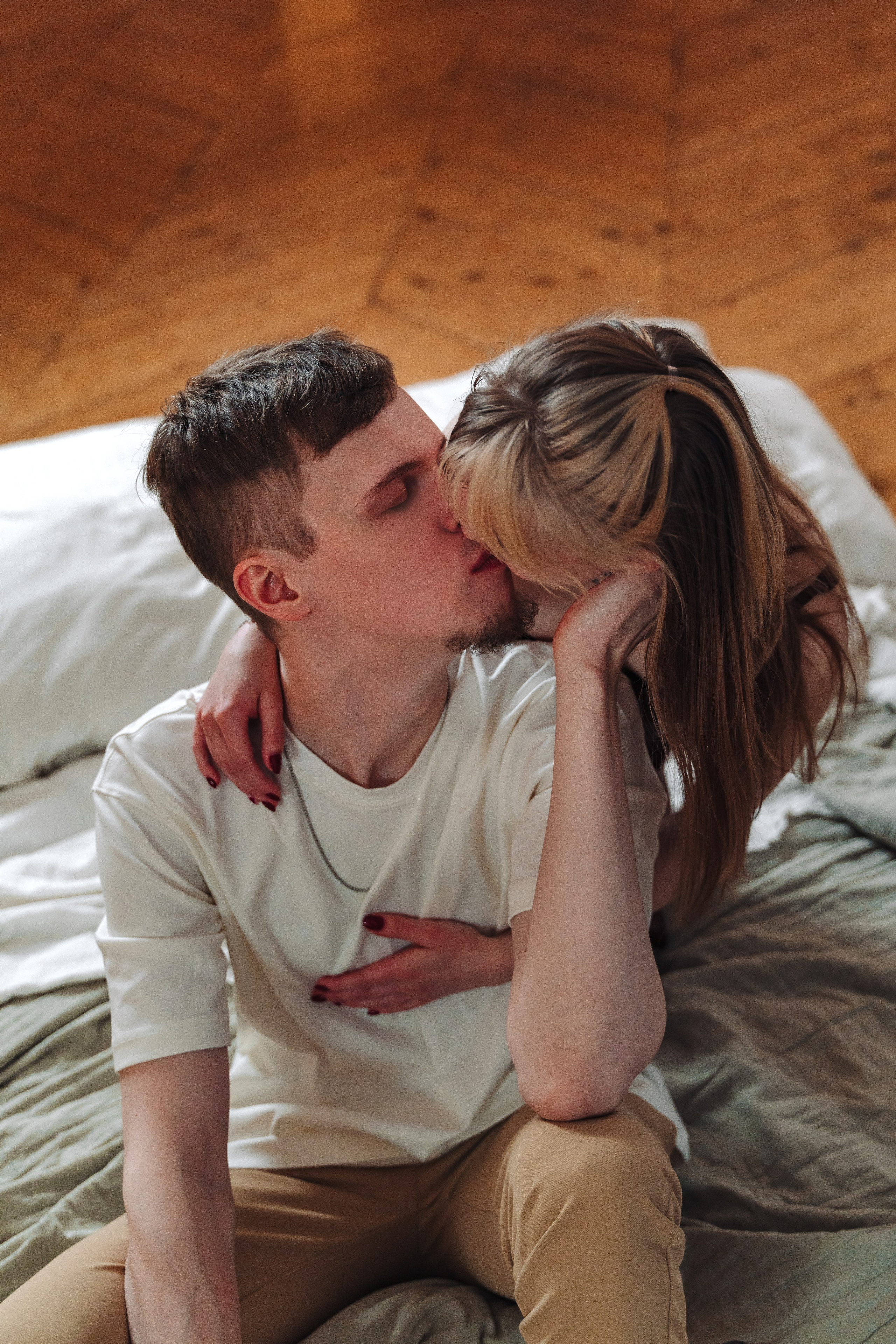 Зимняя фотосессия лавстори с предложением руки и сердца в фотостудии