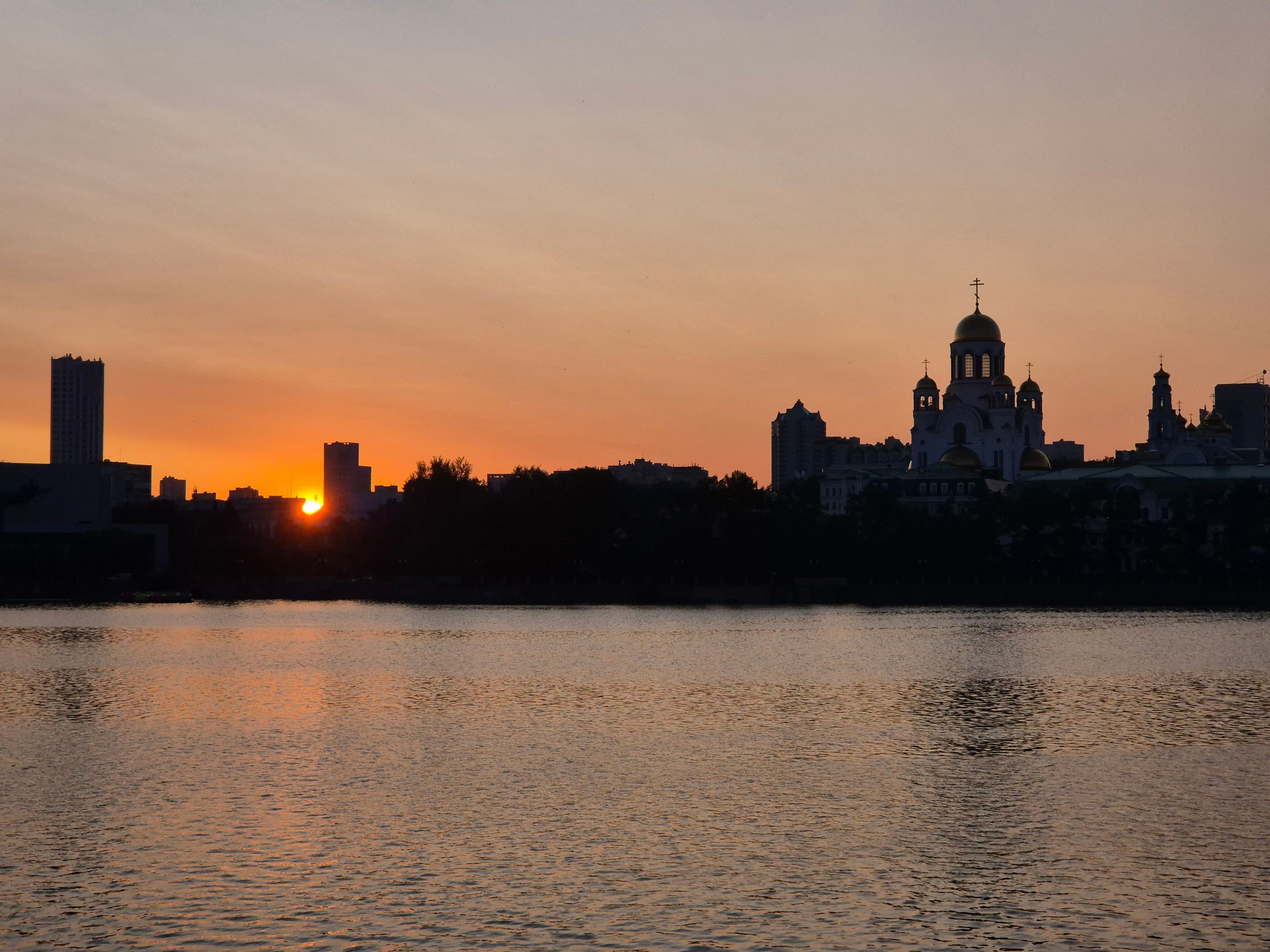 Меж домами показался краешек