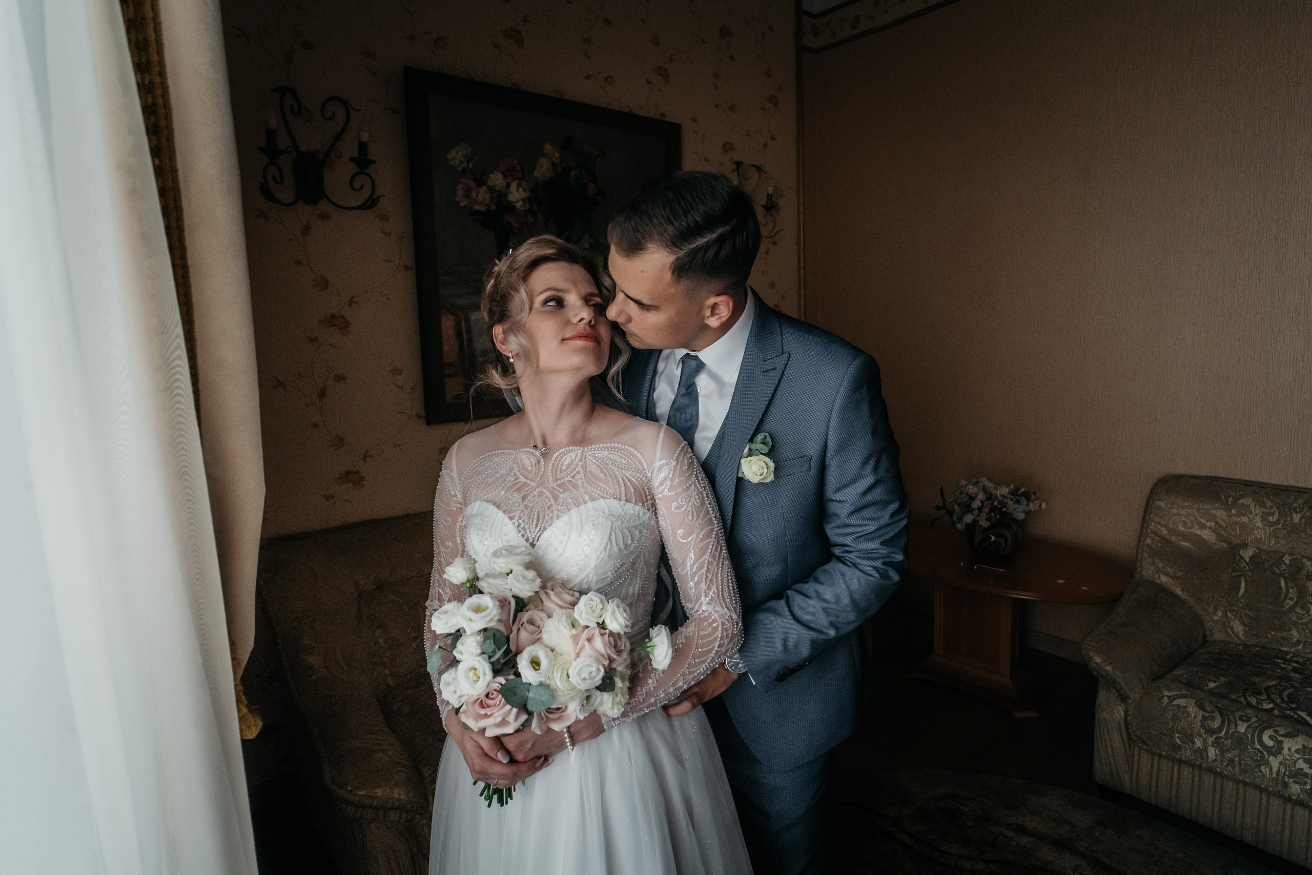 жених и невеста в комнате ожидания в загсе адмиралтейского района