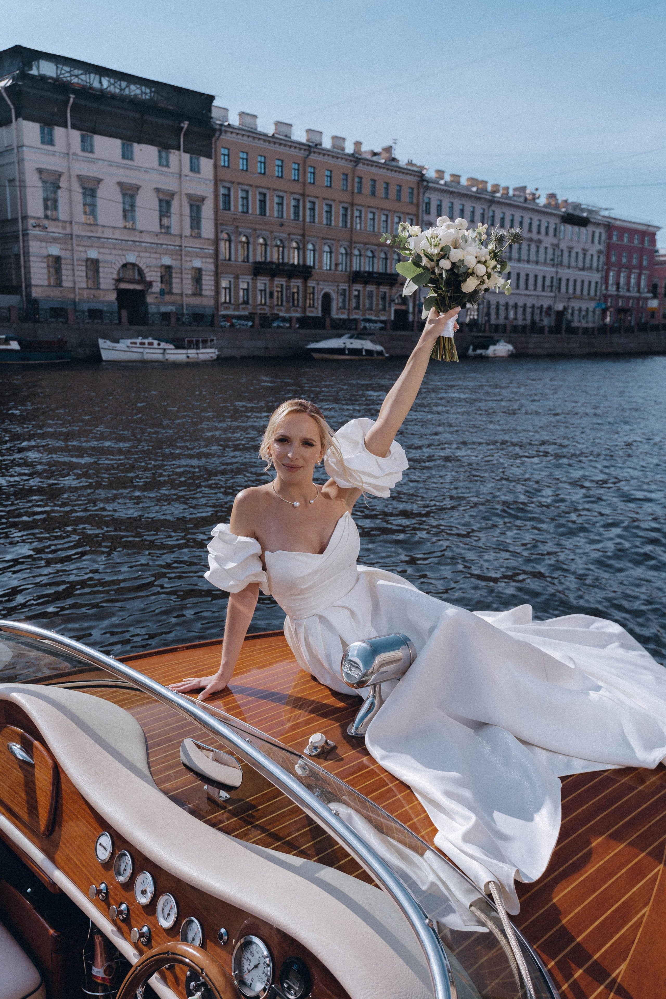 СВАДЕНБНАЯ СЬЕМКА НА КАТЕРЕ ПО КАНАЛАМ САНКТ-ПЕТЕРБУРГА И В АКВАТОРИИ НЕВЫ. Профессиональный фотограф, Санкт-Петербург — Виктория Богомолова