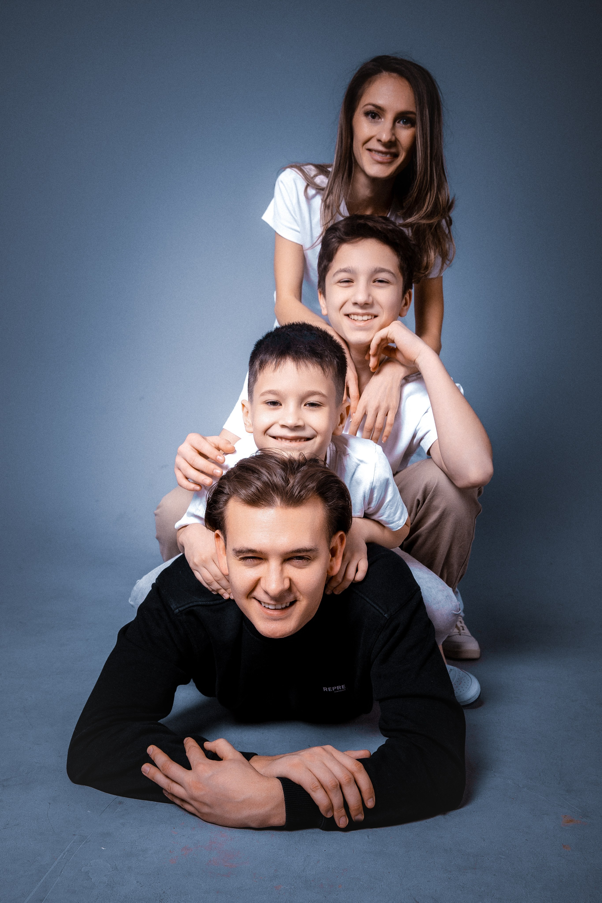 Семейная фотосессия в студии Галины и ее родных. Контент фотограф для экспертов в соцсетях Алена Собора Москва