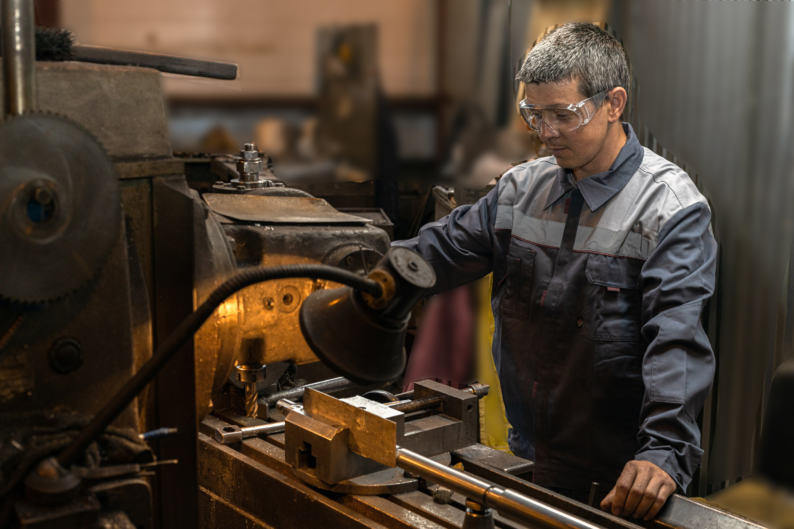 "Промышленная фотосъёмка сотрудников на фоне автоматизированной линии"