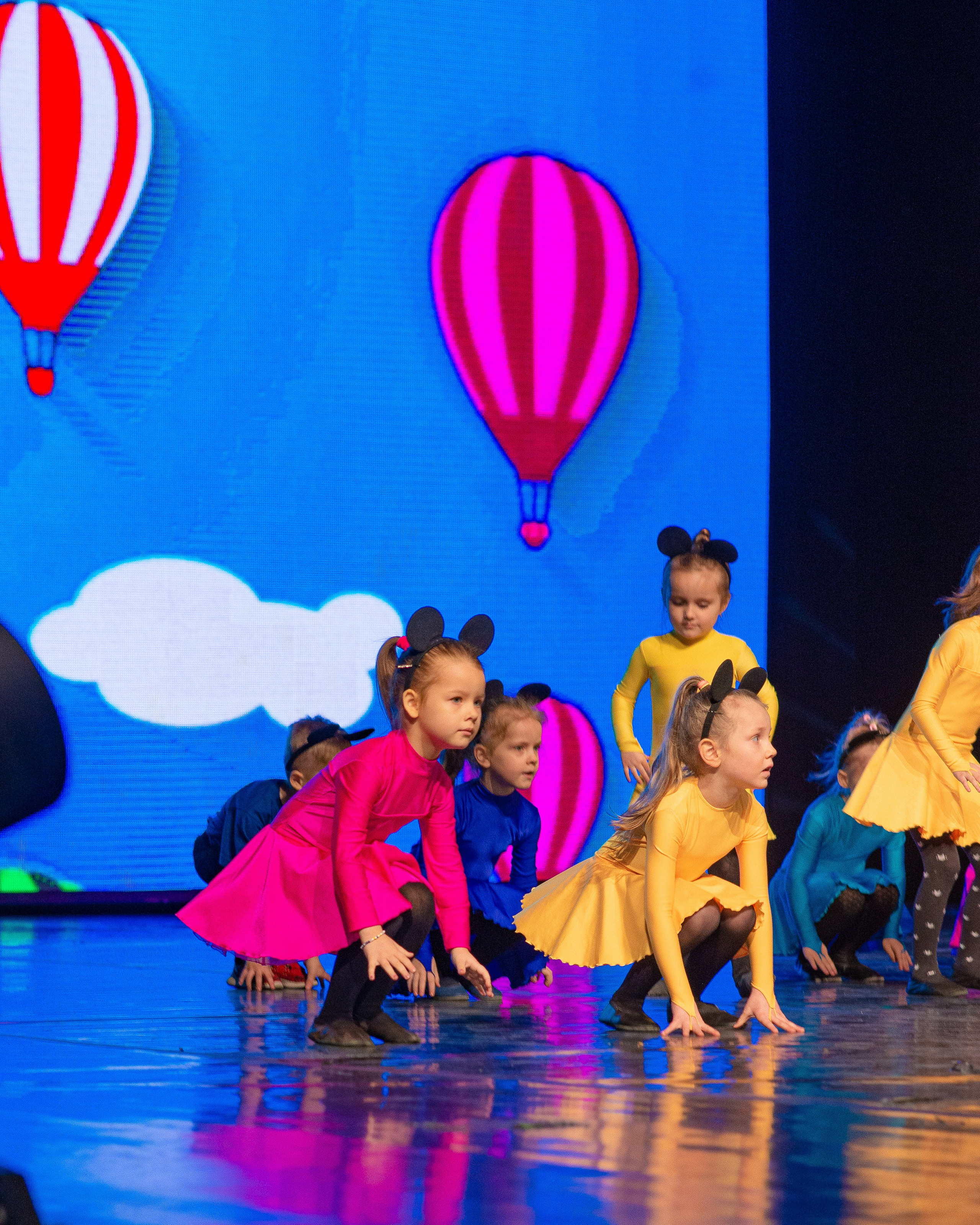 Выступление школы танцев Овация. Семейный фотограф на выписку из роддома и крещение Минск Настя Гришук