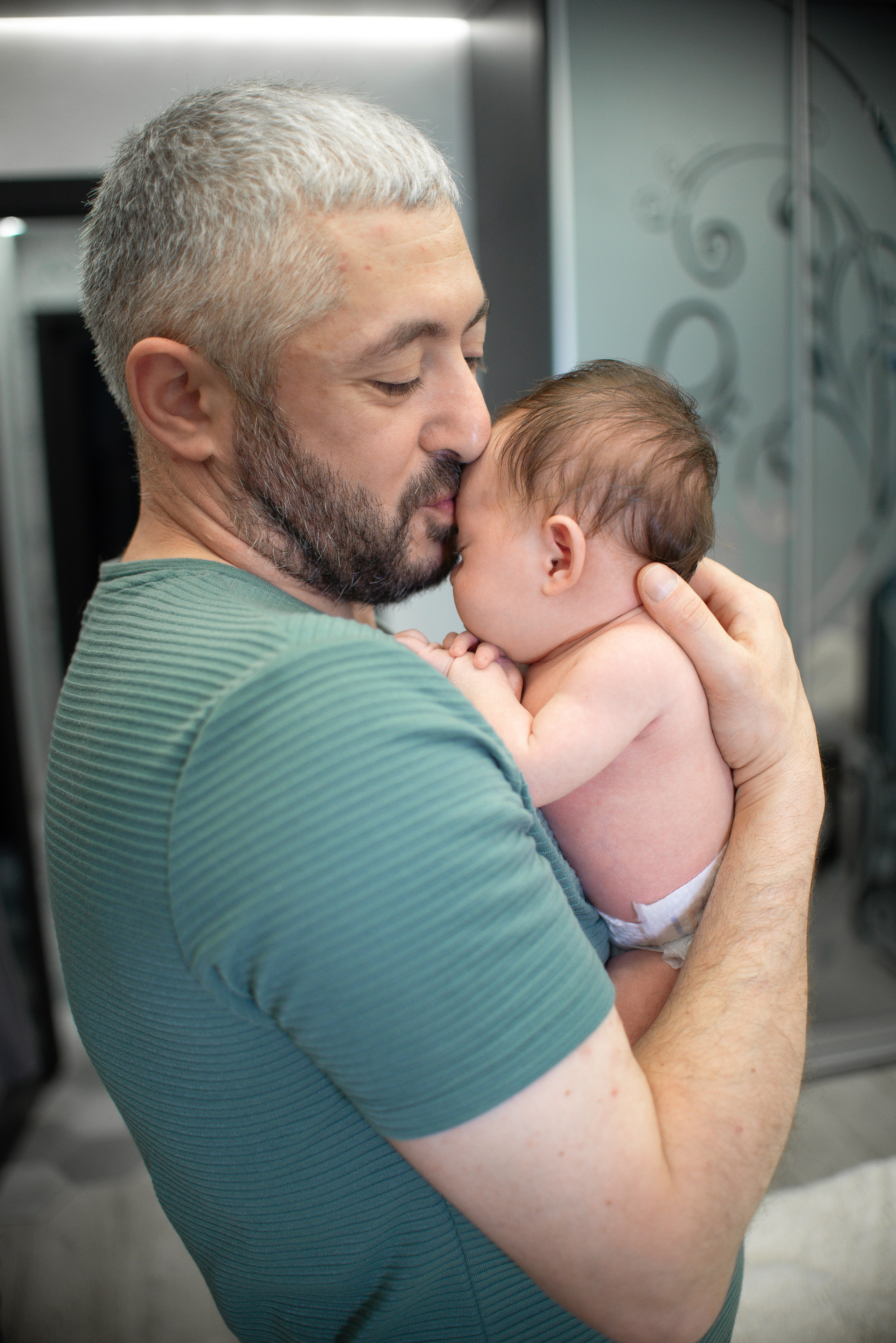 Крошка Манэ дома с родителями. Семейный фотограф на выписку из роддома и крещение Минск Настя Гришук