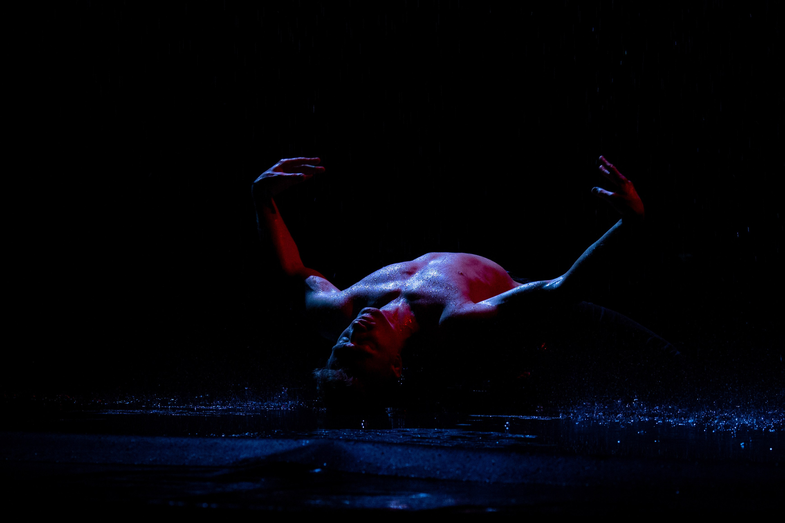 Искушение. Танец под дождём. Фотограф Антонина Свешникова. ВЫПУСКНЫЕ ФОТОКНИГИ для детских садов и школ. Москва, Владимир