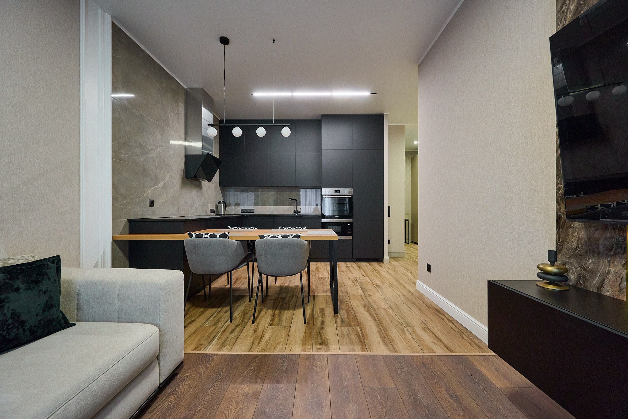 серые стены черный шкафы 