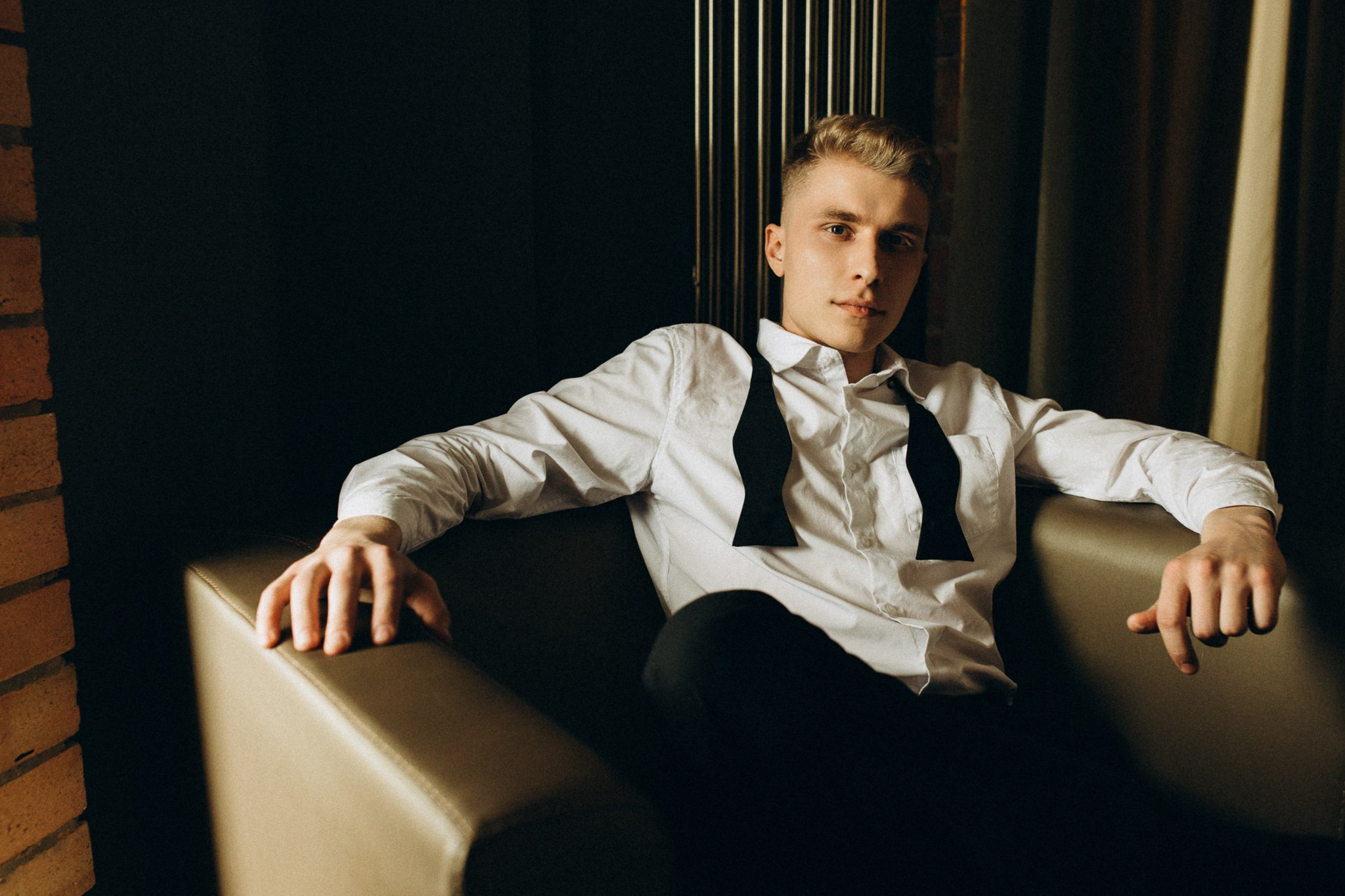 Любовь в индустриальном свете: свадебная фотосессия в стильном интерьере. Семейный и свадебный фотограф Ростове-на-Дону