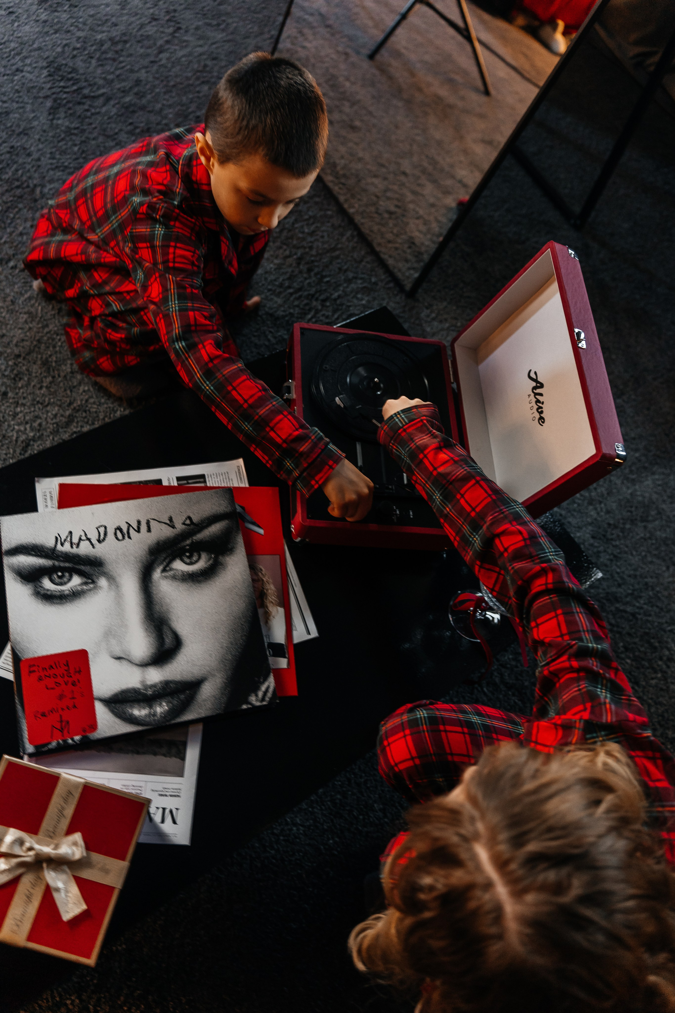 Ночь перед Рождеством. Для тех, кто не ждёт удачи, а создаёт её. Каждая фотосессия — это твой момент, твой стиль, твой успех. 📸