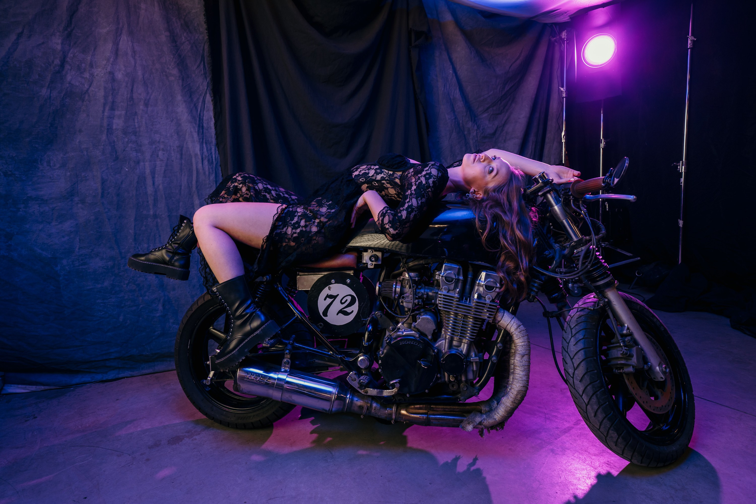 Девушки-байкеры — Фотосессия с мотоциклом в Питере. Свадебный, семейный, портретный, репортажный фотограф в Санкт-Петербурге