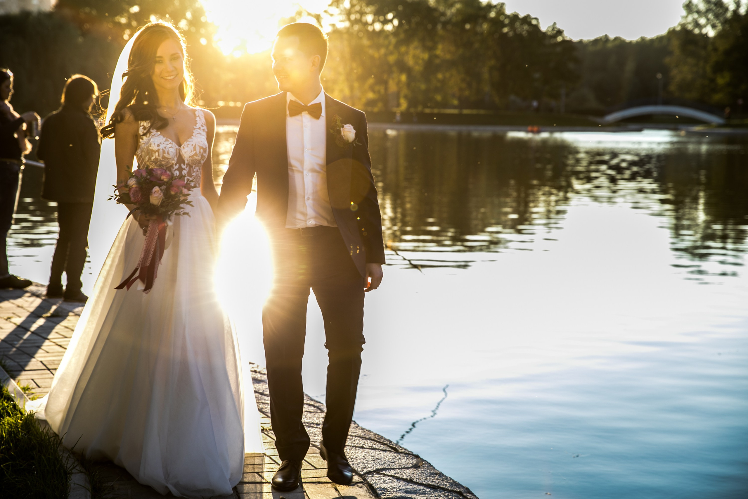 Wedding photo shoot. Life Style wedding photo shoot in the city. Bride with bouquet laughing and happy. Wedding photographer in Portugal. Porto, Lisboa, Algarve. Oksana Lomnova