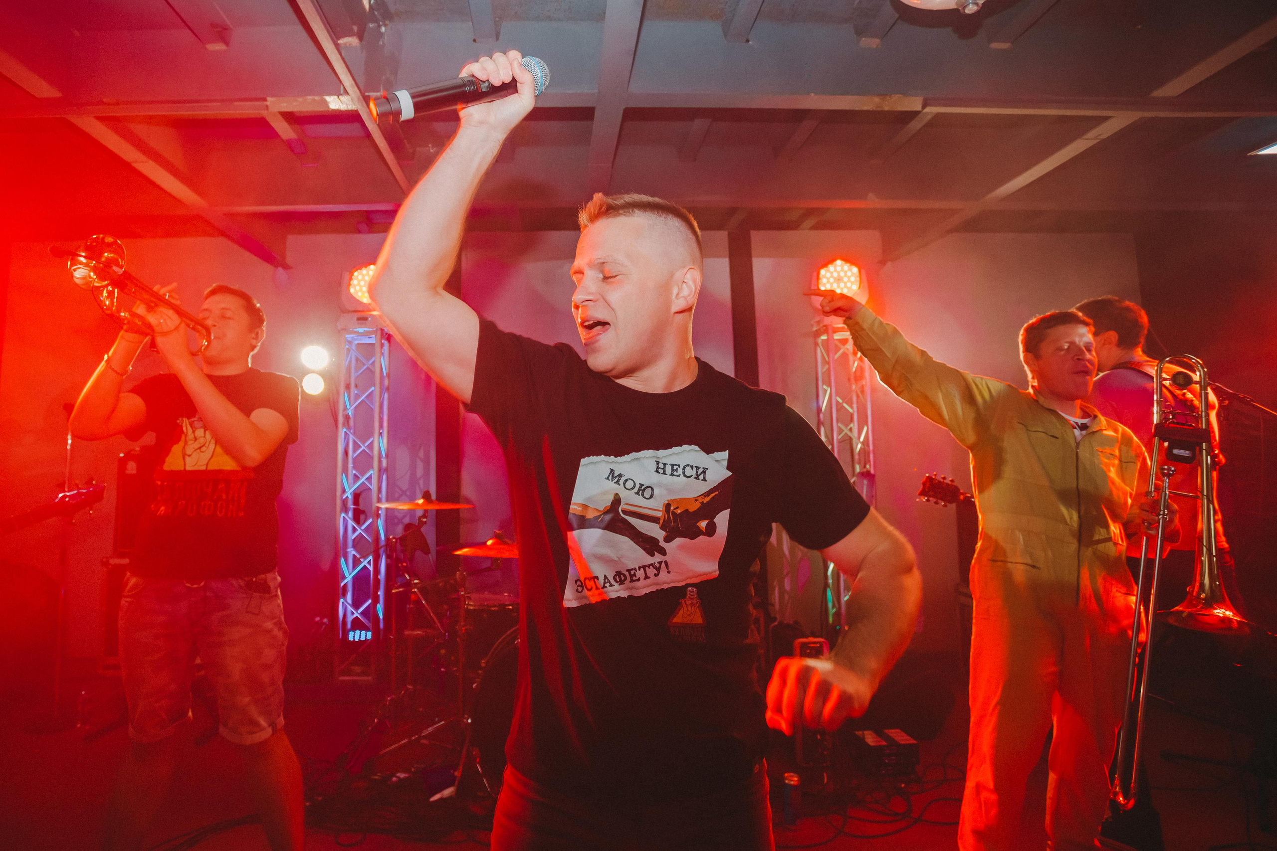 ВКЛЮЧАЙ МИКРОФОН (ПОЗОРНАЯ ОБЗОРНАЯ). Фотограф Сонкина Татьяна