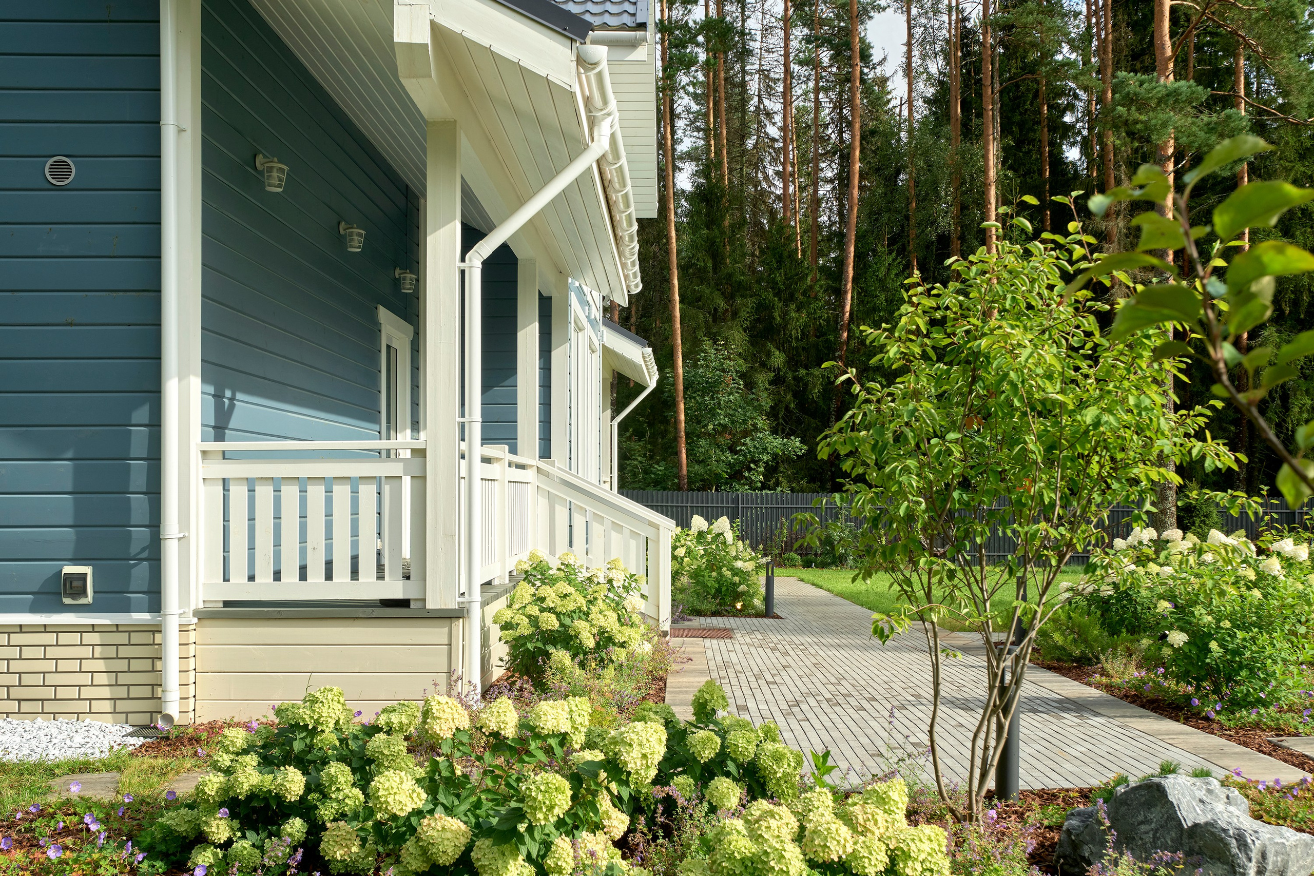 Фотосъемка реализованного проекта частного сада в Заполье для ландшафтной студии Хвоя. Фотограф Наталья Соловьева