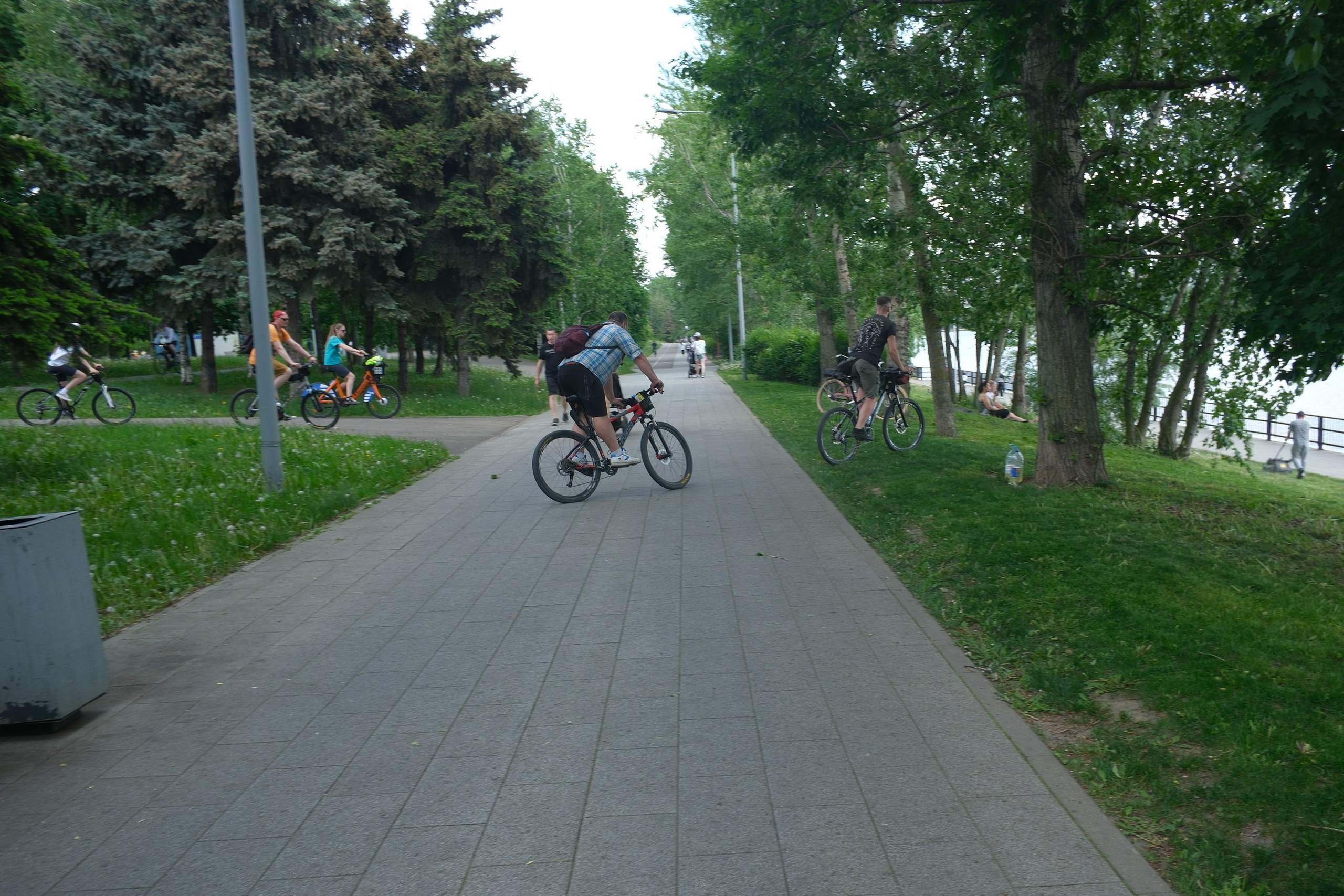 Парк 850 лет Москве. Снято на Voigtlander 18/2,8 Color-scopar. Улица, люди, жизнь…