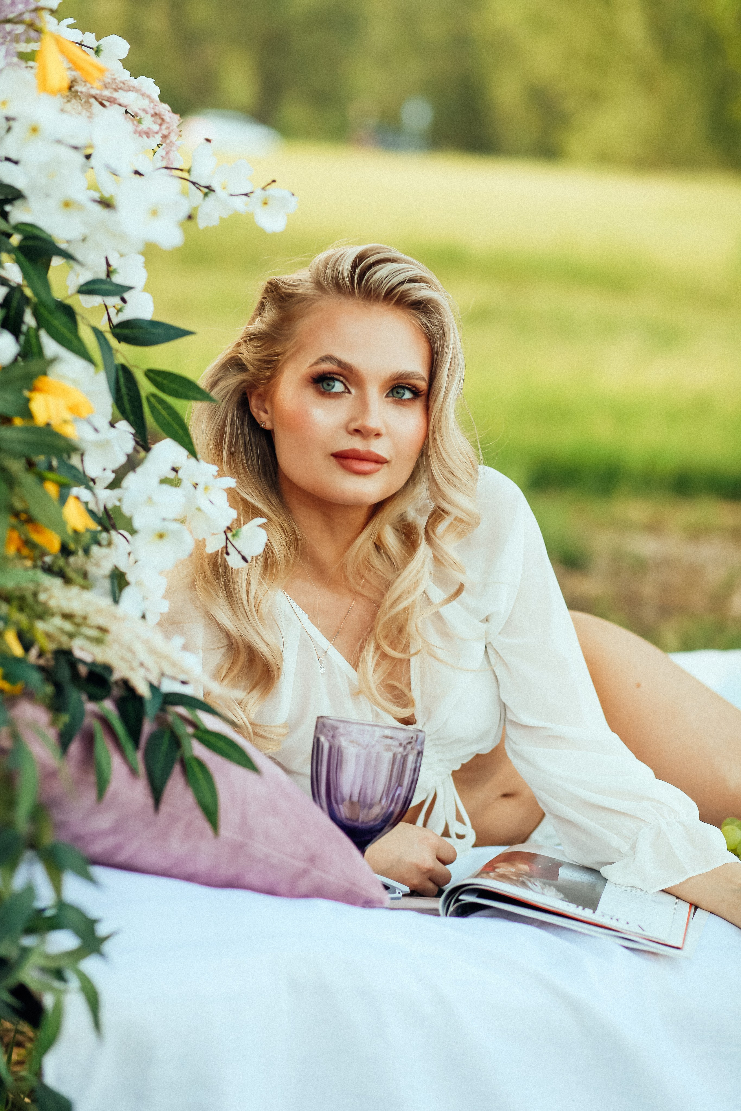 утро очень красивая невеста блондинка цветы природа лето декор дерево кровать бокал
