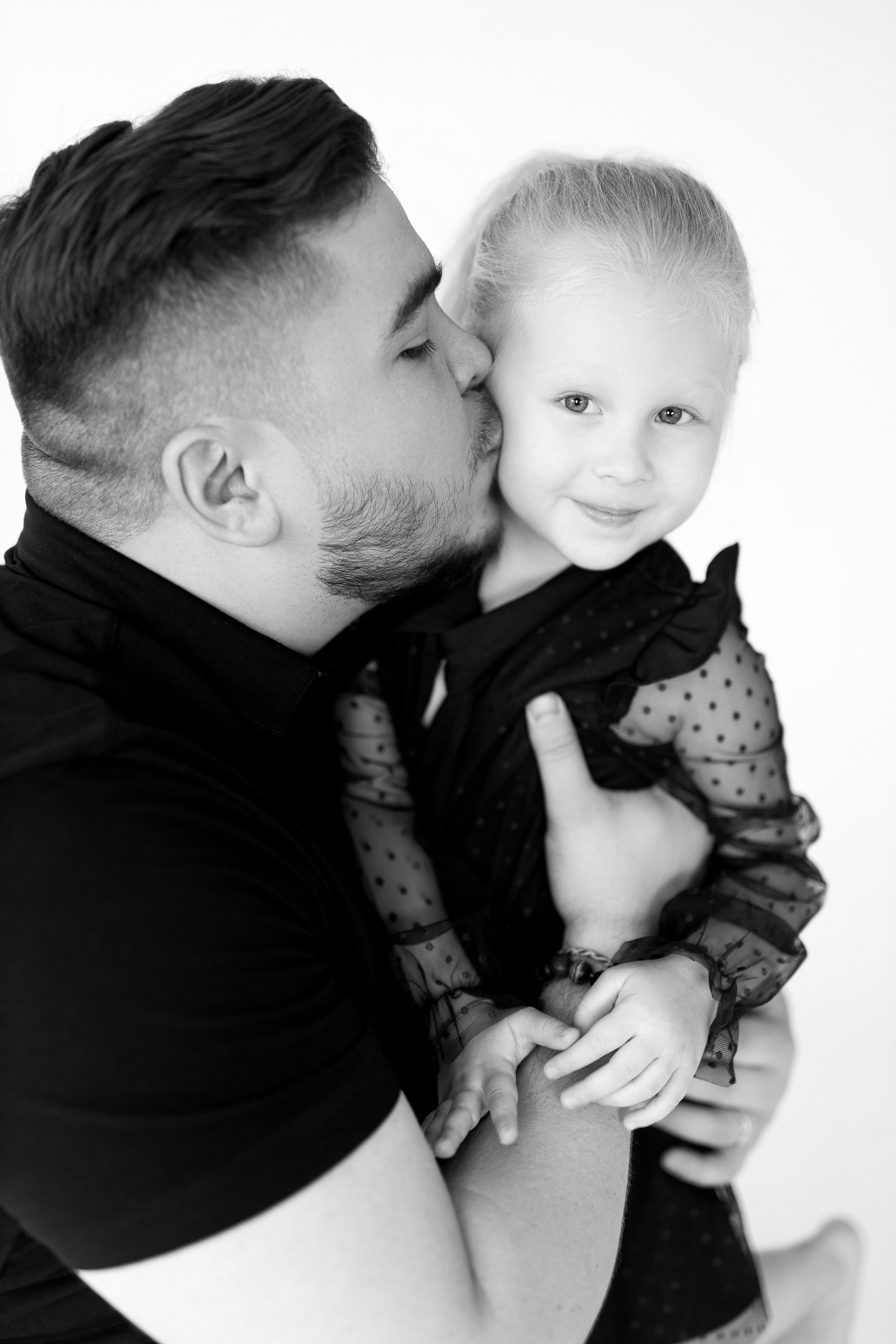 Семейная фотосессия монохром. Свадебный и семейный фотограф в Алматы Алексей Балышев