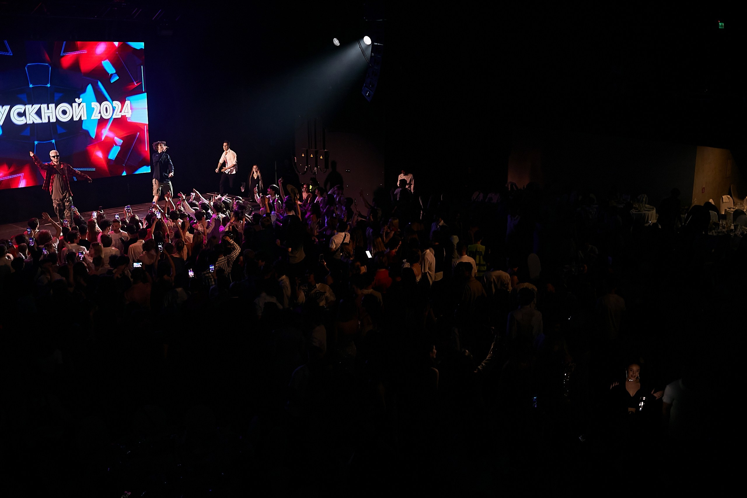 Выпускной 2024 концертный зал Академия ВТБ. Фотограф и Видеограф в Москве. Олег Корушев