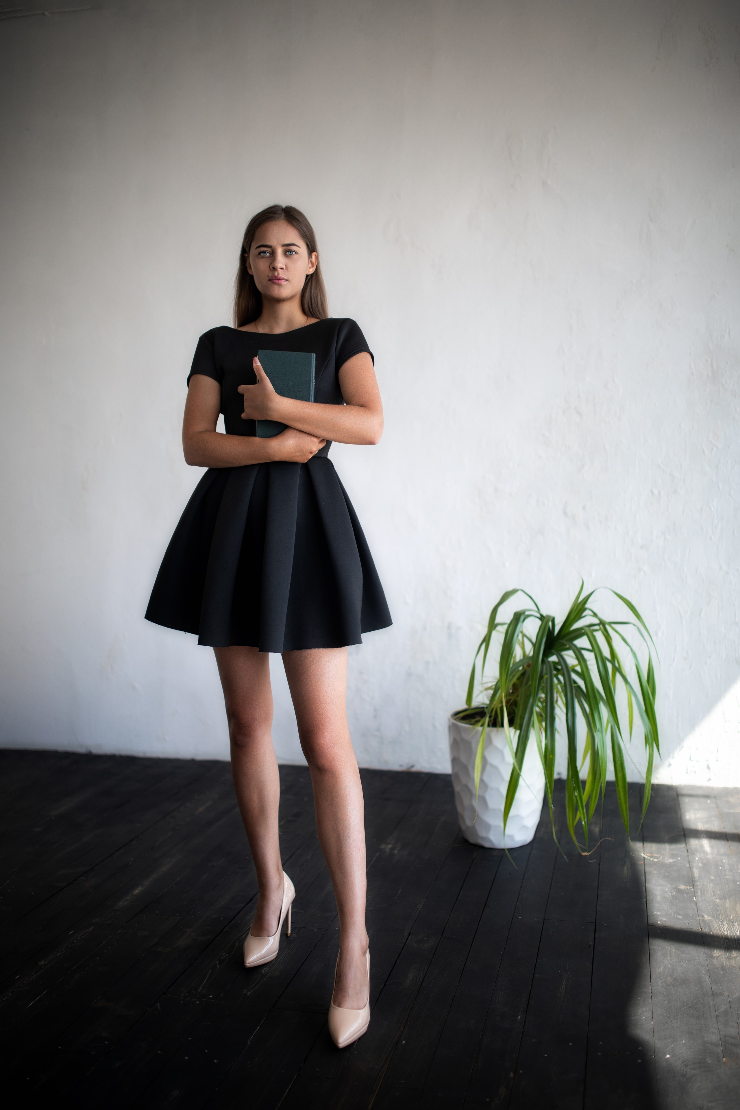 Съемка с Ольгой в студии с минимальным интерьером в формате для «себя»