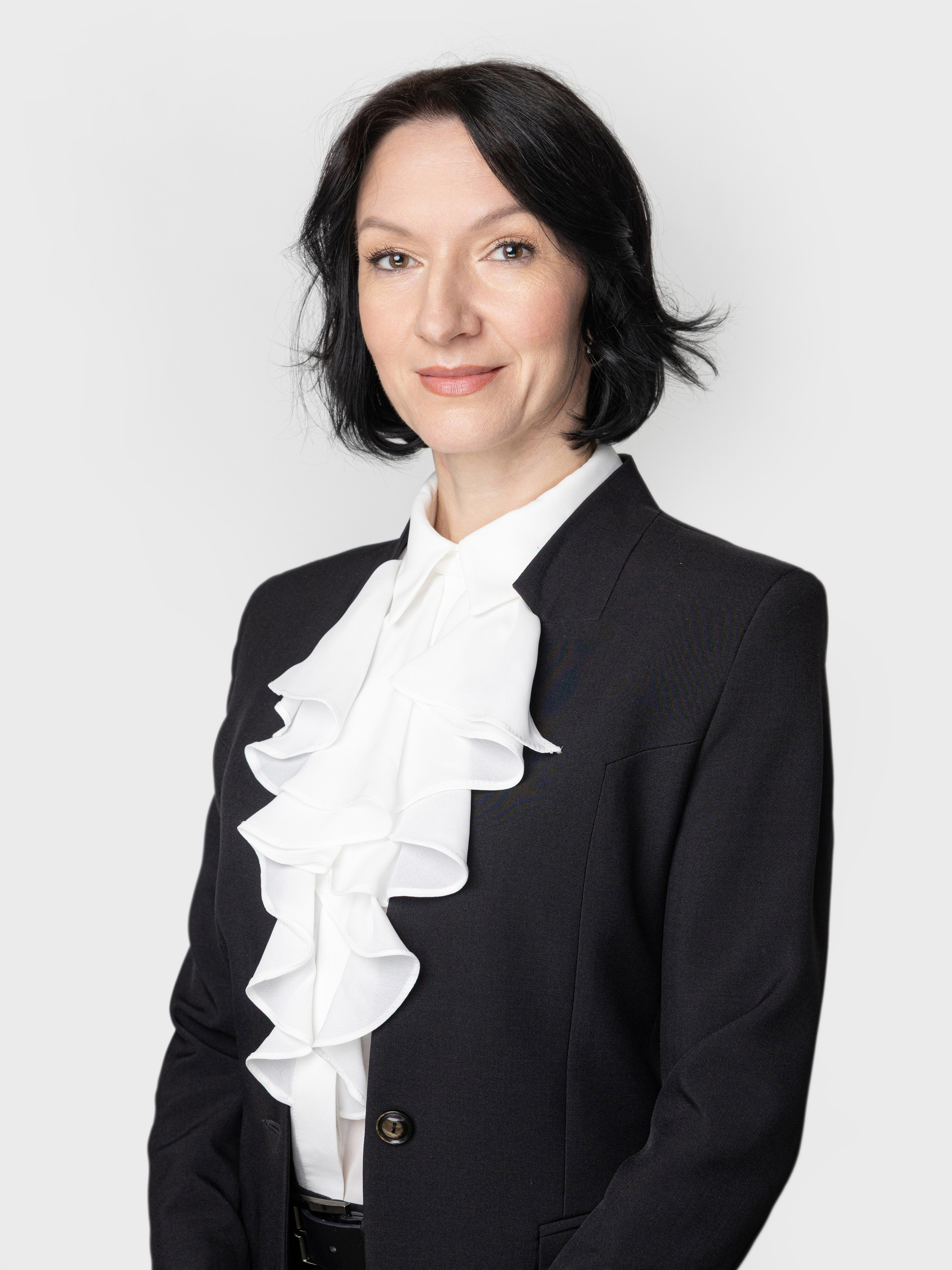 Корпоративный портрет женщины на однотонном фоне