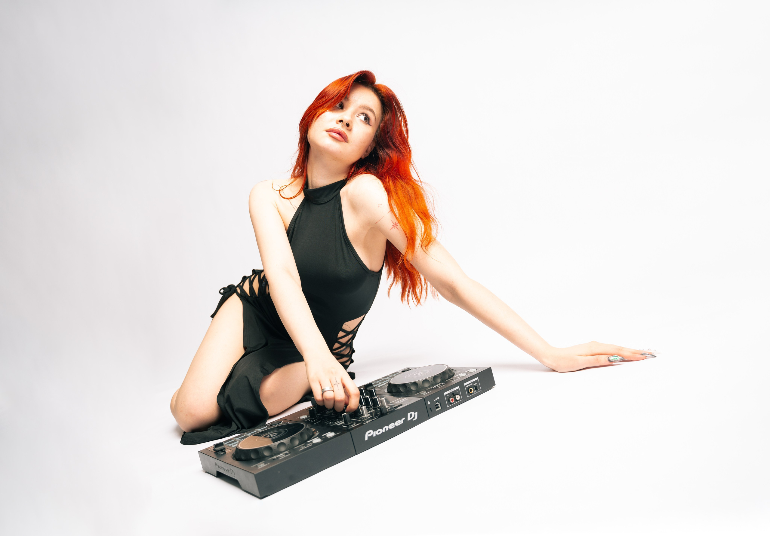 Портрет рыжеволосой модели в минималистичном освещении.